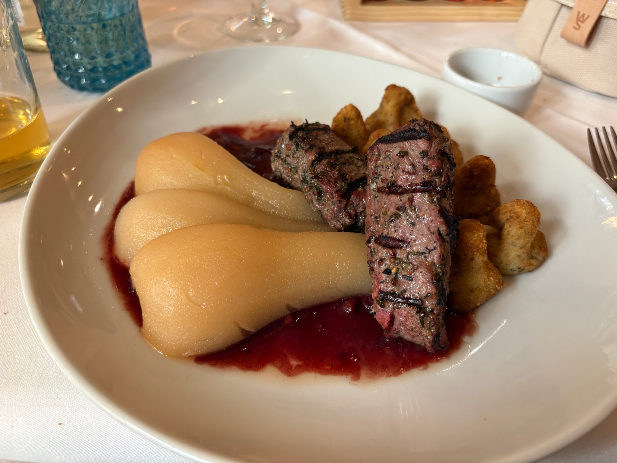 Lokys の鹿肉のローストと焼きリンゴの付け合わせ