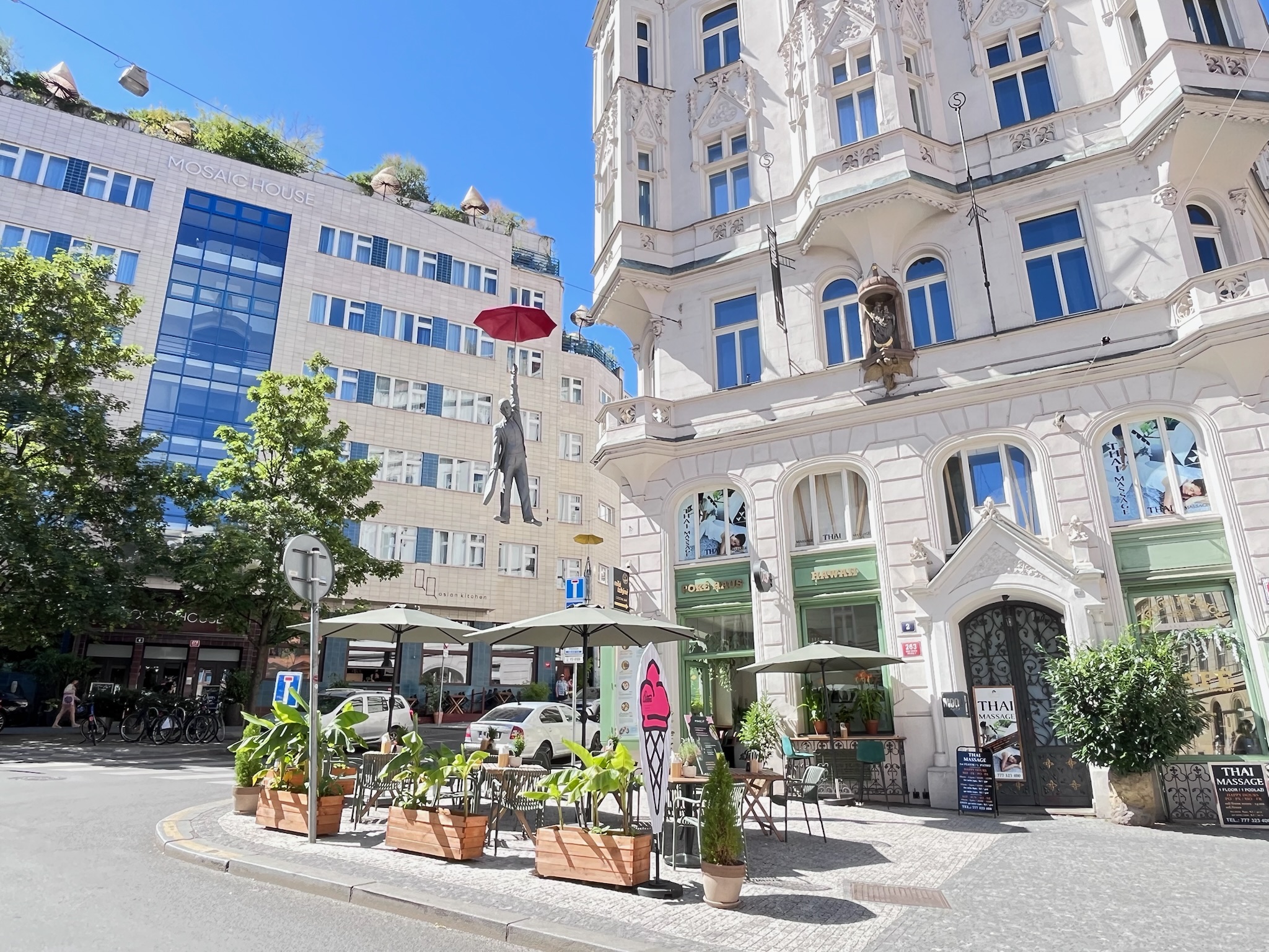 プラハの店舗「PokeHaus Myslíkova」の店頭を彩るユニークなぶら下がりオブジェ