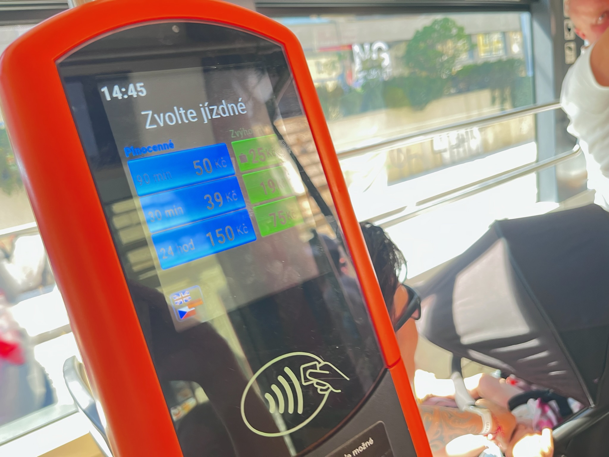 プラハのトラム車内に設置されている非接触カード決済用のオレンジ色の乗車券券売機