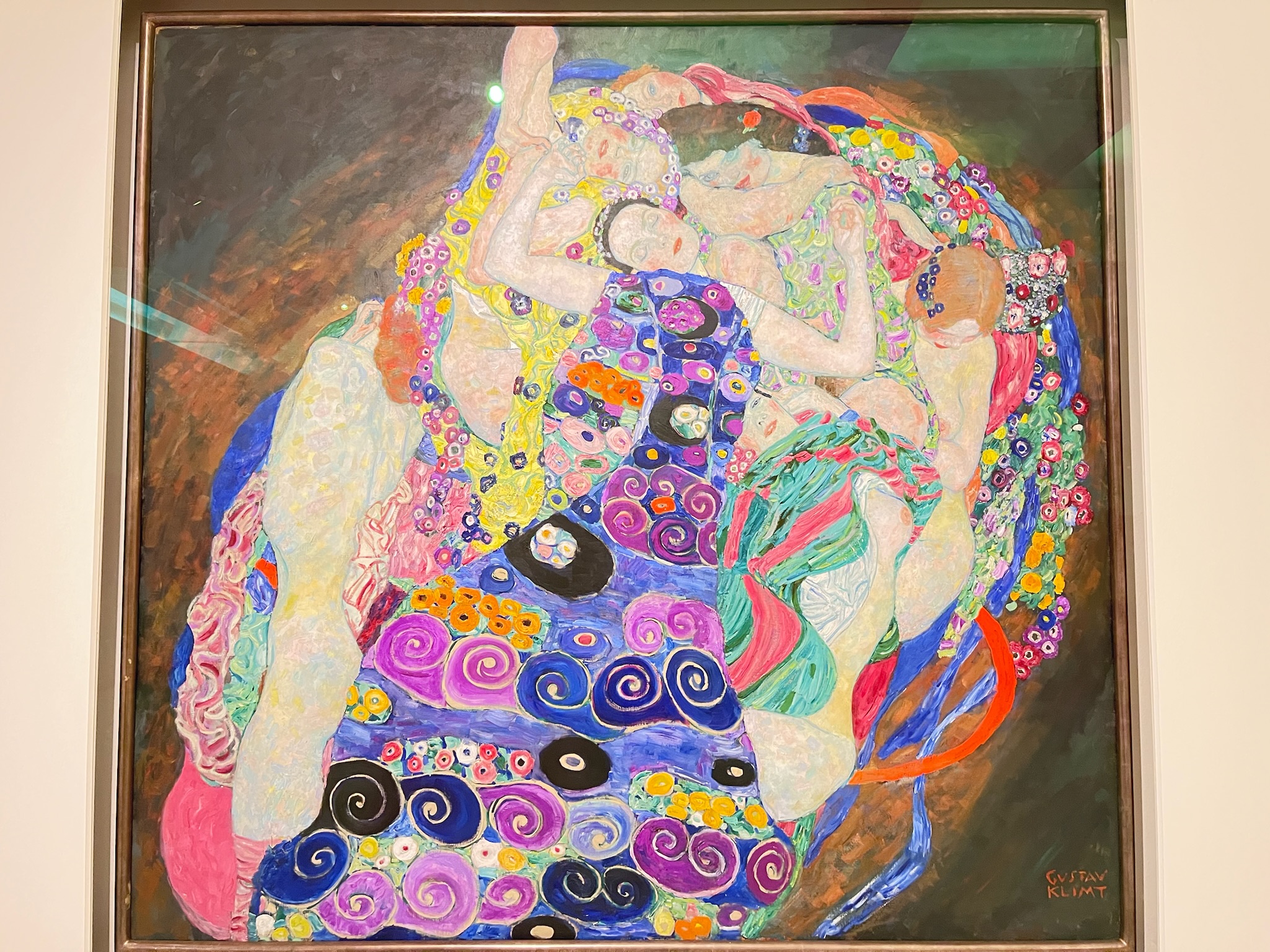 プラハ国立美術館(見本市宮殿)に展示されているグスタフ・クリムトの色彩豊かな絵画作品