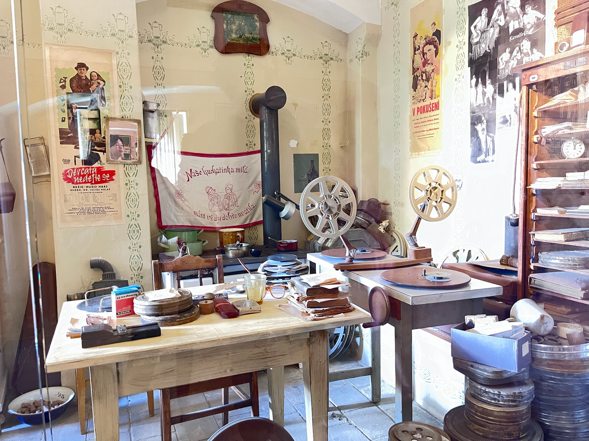 黄金の小道の展示室にある、クラシックな映写機やポスターが並ぶ古いシネマコレクターの部屋