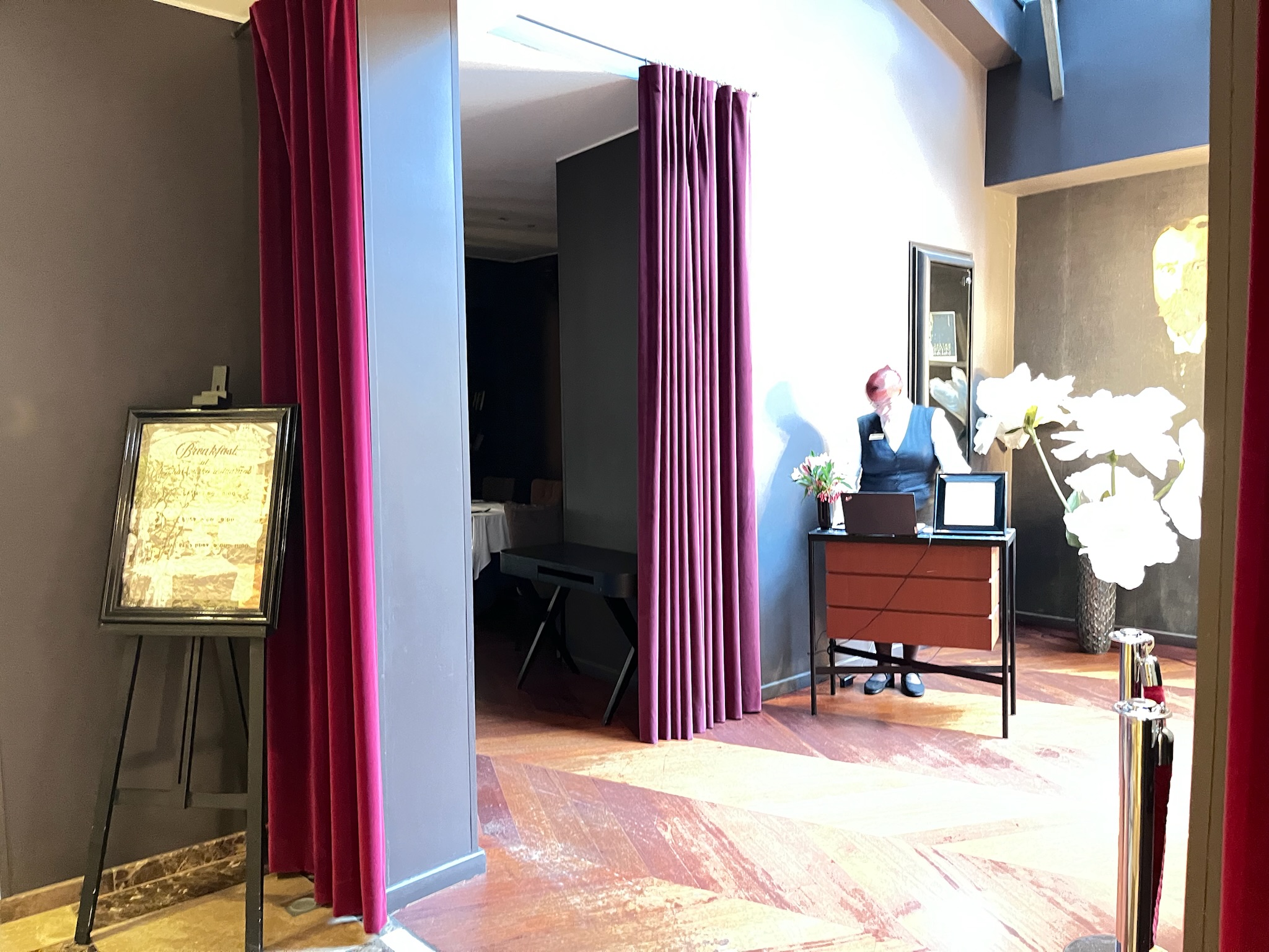 ミシュランガイドに掲載されている名店「レストラン チャイコフスキー(Restaurant Tchaikovsky)」のシックな看板