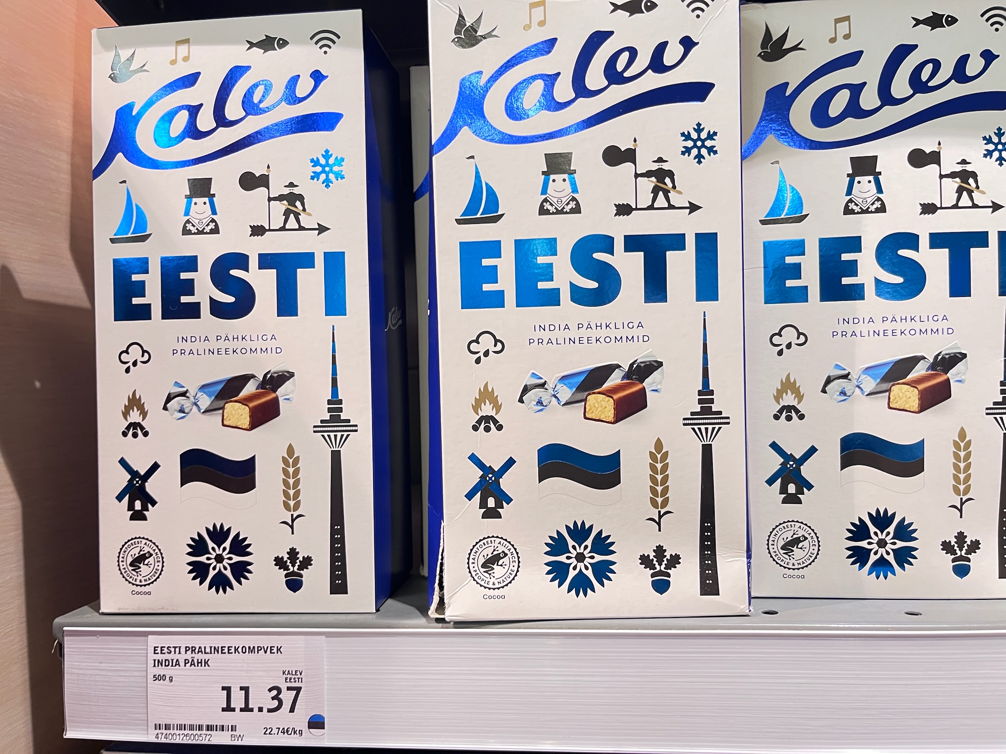 スーパーの売り場で手に入る、バラエティ豊かなカレフの個包装チョコレートやマジパン菓子