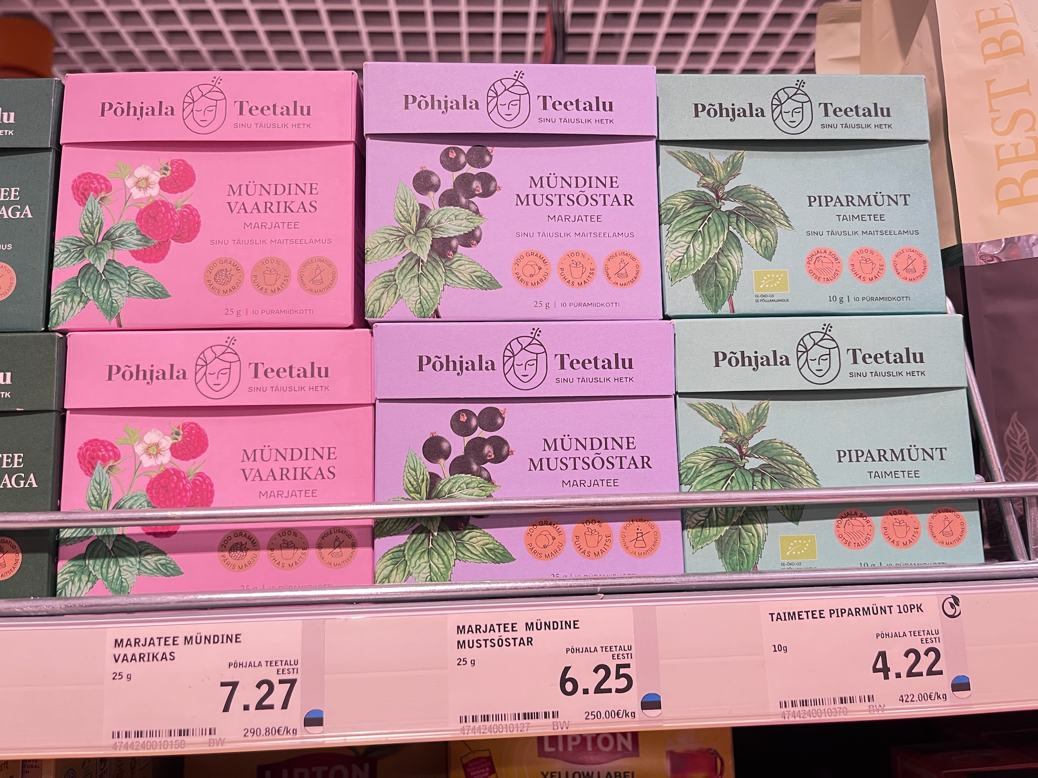 フリーズドライの果実とミントが描かれた、Põhjala Teetaluのお洒落なハーブティー『Mündine Marjatee』のパッケージ箱