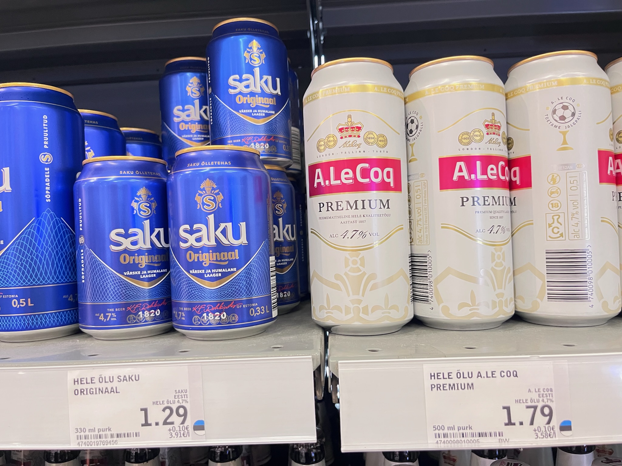 スーパーのお酒売り場に並ぶ、エストニアの定番ビール『Saku』や『A.LeCoq』の缶ビール