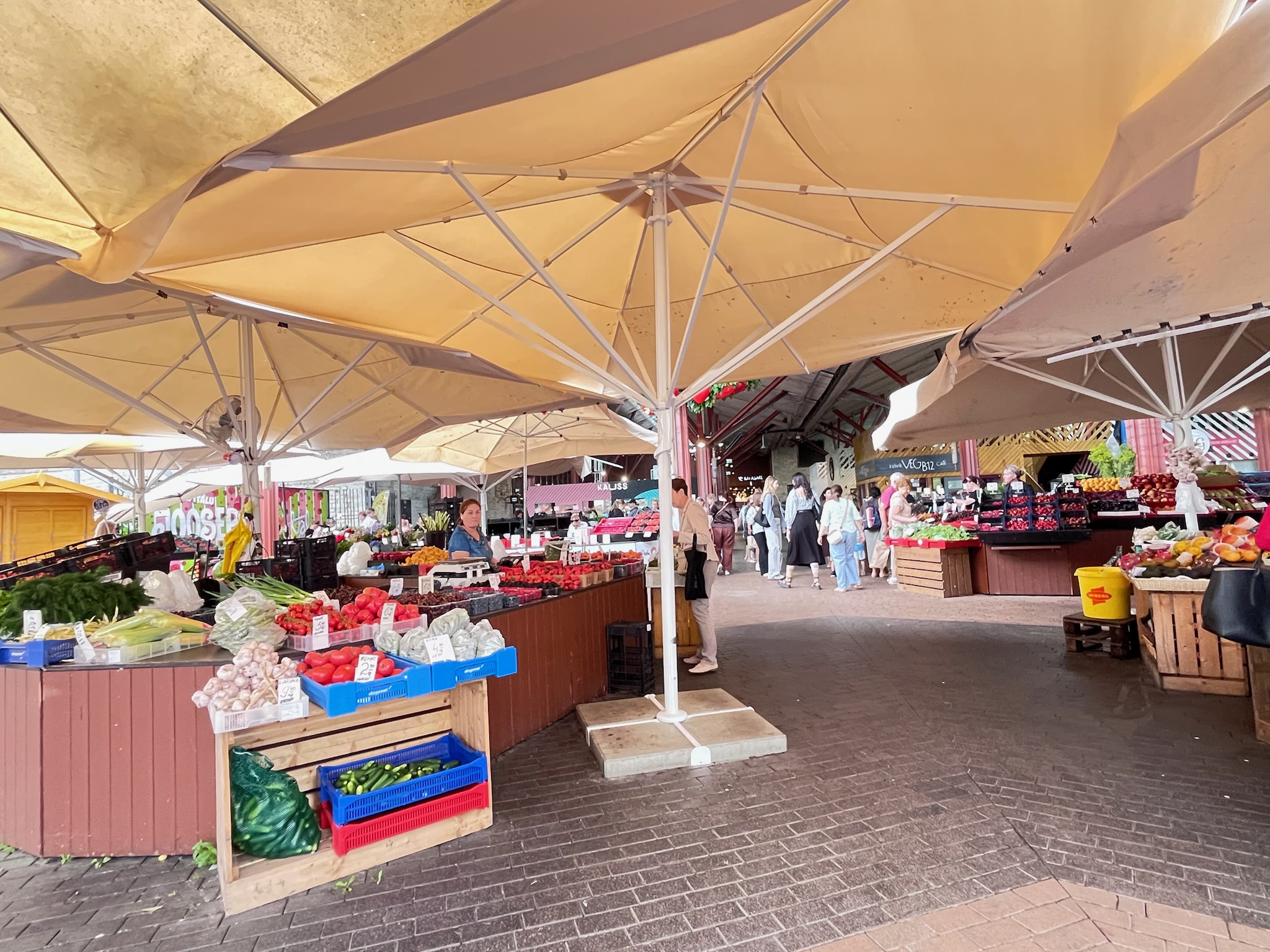 バルト駅市場の生鮮食品・フルーツ売り場