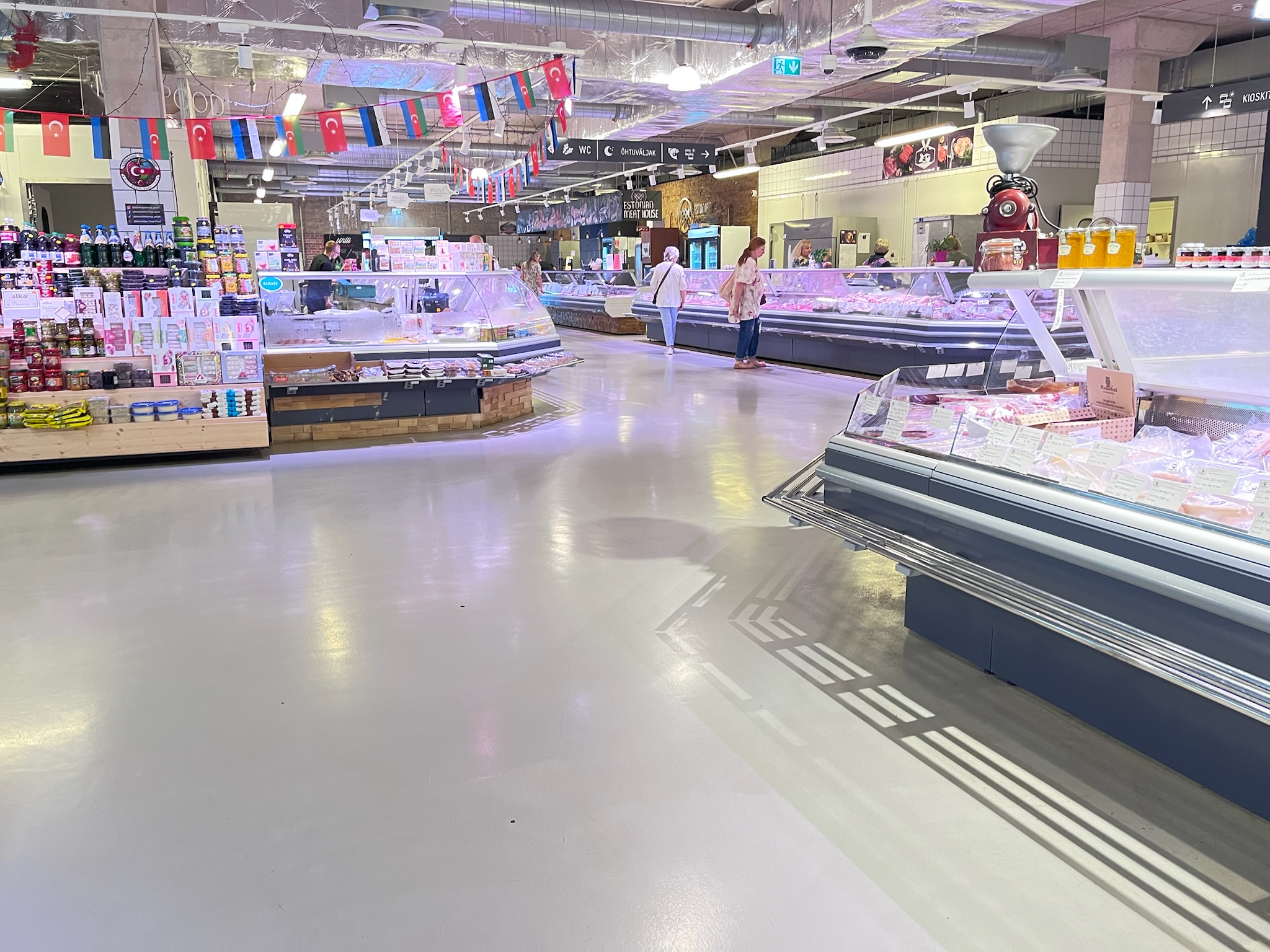 バルト駅市場地下階の店舗・フードコートエリア