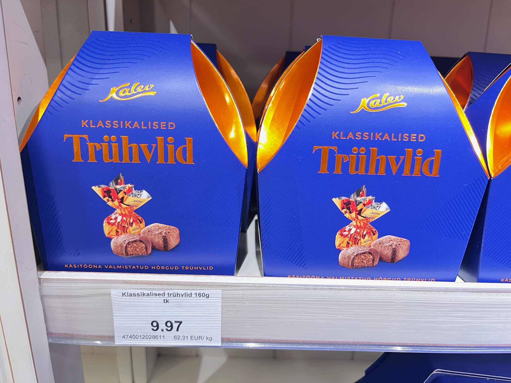 お土産やギフトにもぴったりな、カレフの上品で高級感のある箱入りトリュフチョコレート