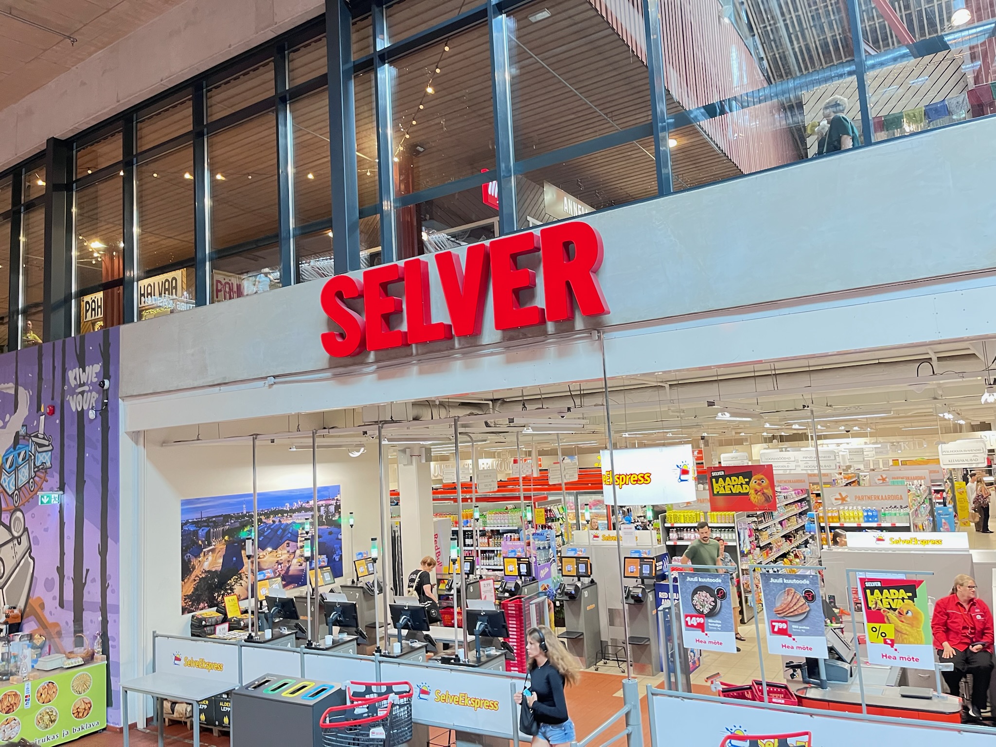 バルト駅市場の地下にあるスーパーマーケットSELVER