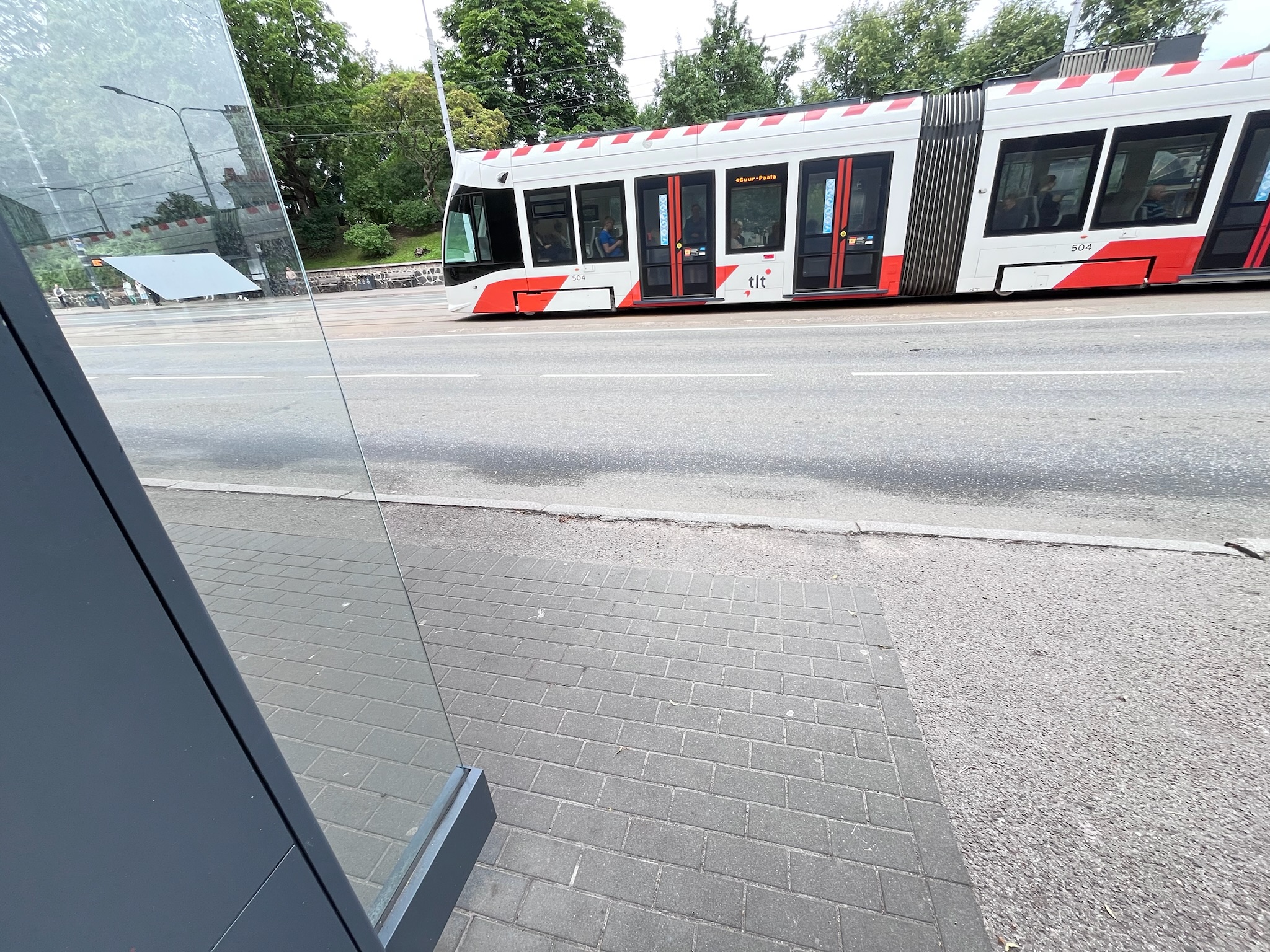タリン市内を走るトラムと車道を挟んだ停留所