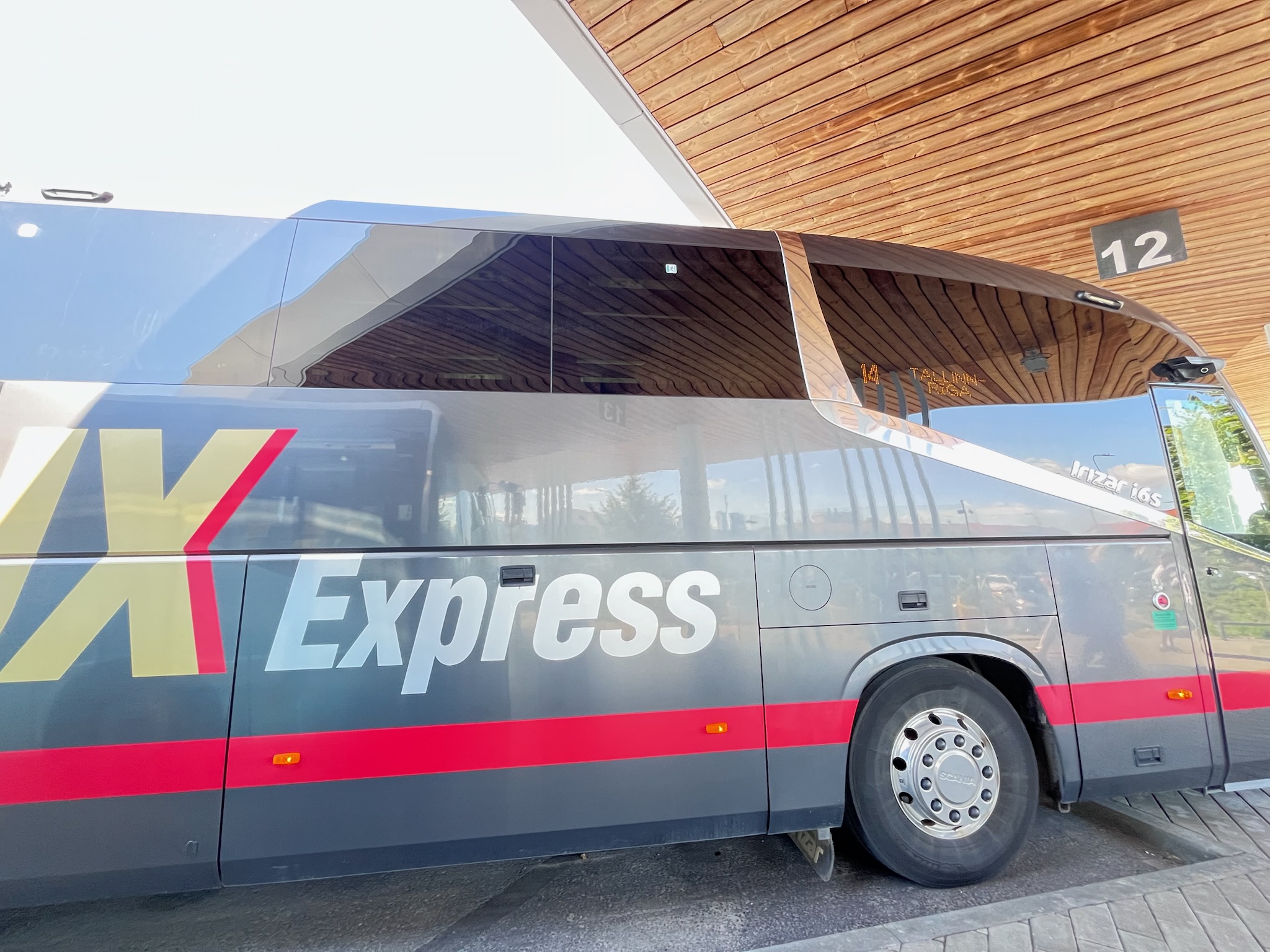 停車中のLUX Expressバスの外観