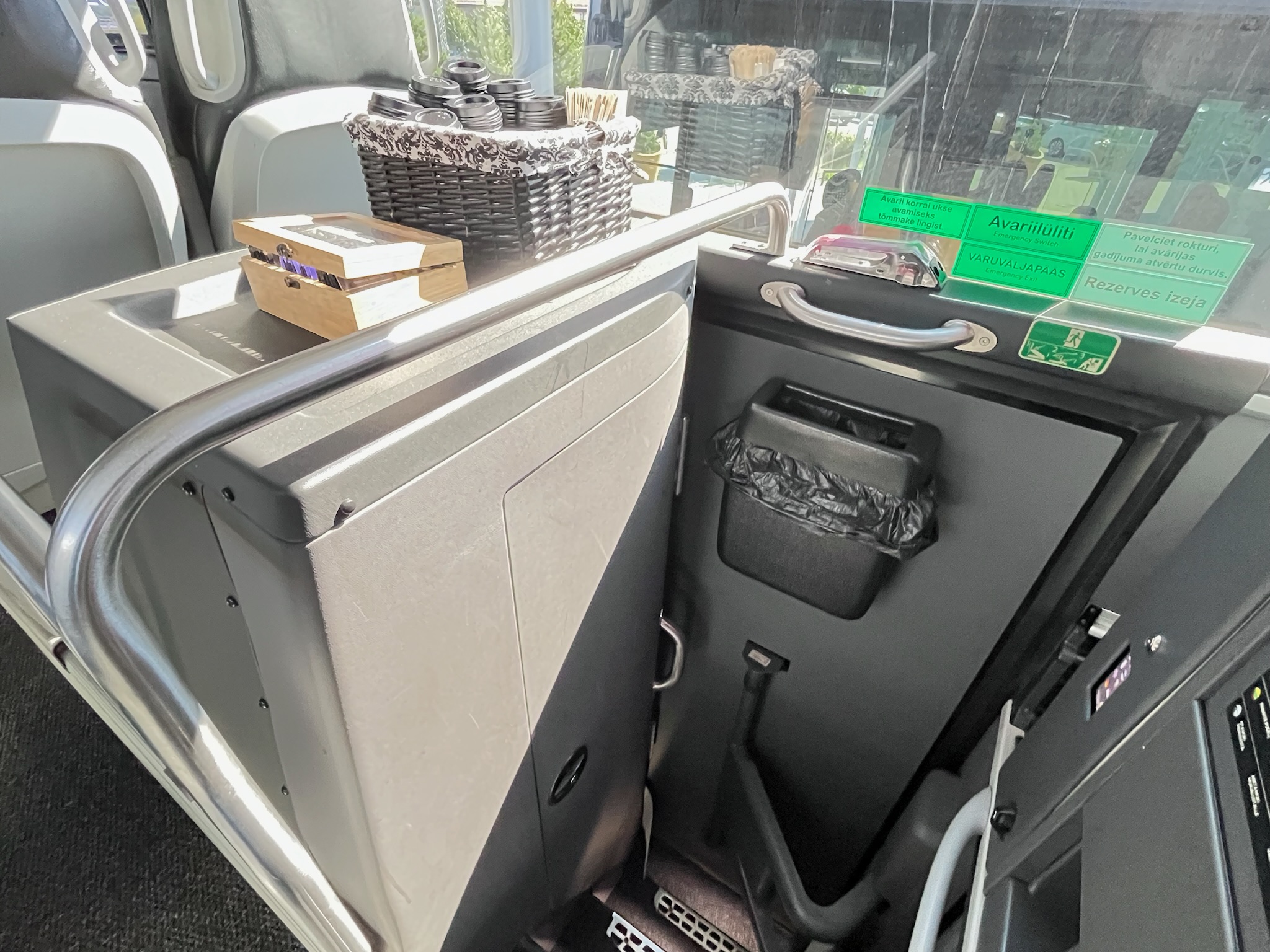 LUX Expressバス車内にある無料ドリンクサーバーとトイレエリア