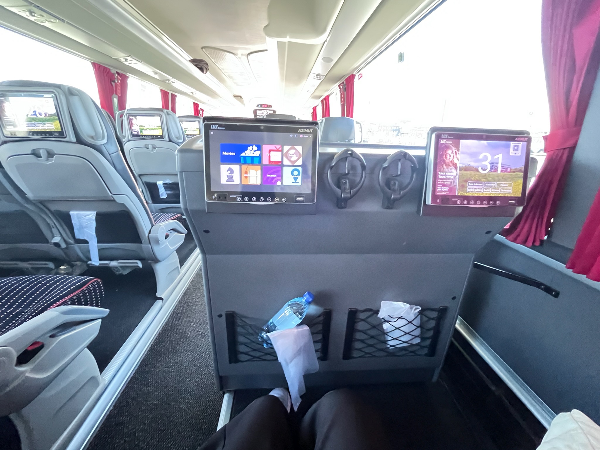 LUX Expressバス車内の4列シート座席の様子