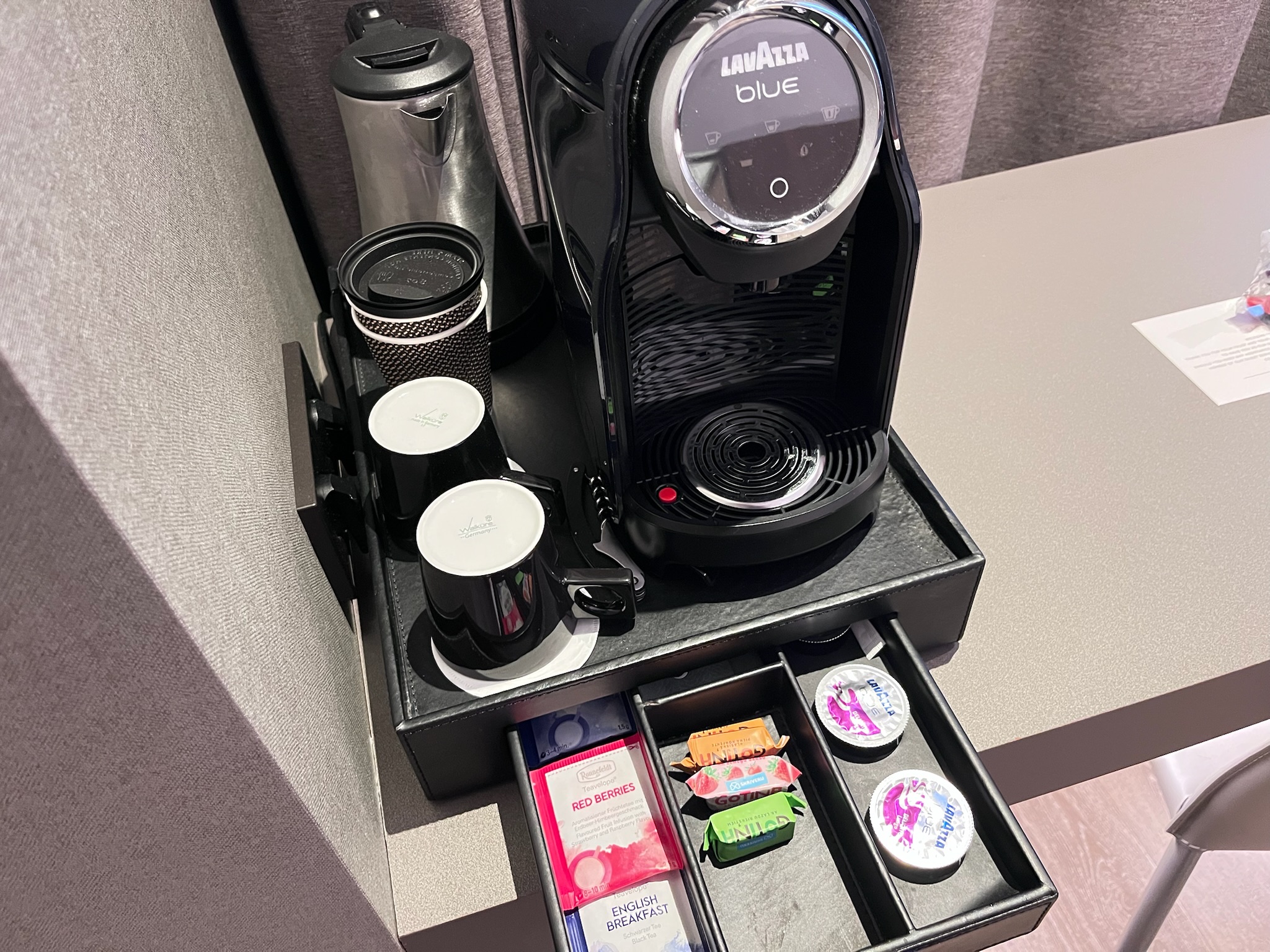 ACホテル・リガ客室のエスプレッソマシン(LAVAZZA)と紅茶(Ronnefeldt)