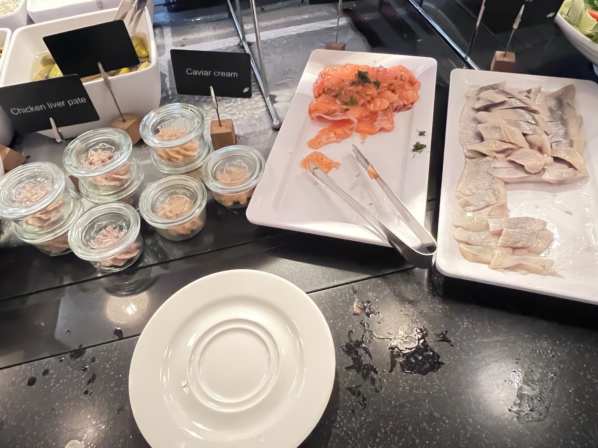 ACホテル・リガ朝食ビュッフェのニシンの酢漬け・スモークサーモン・パテ