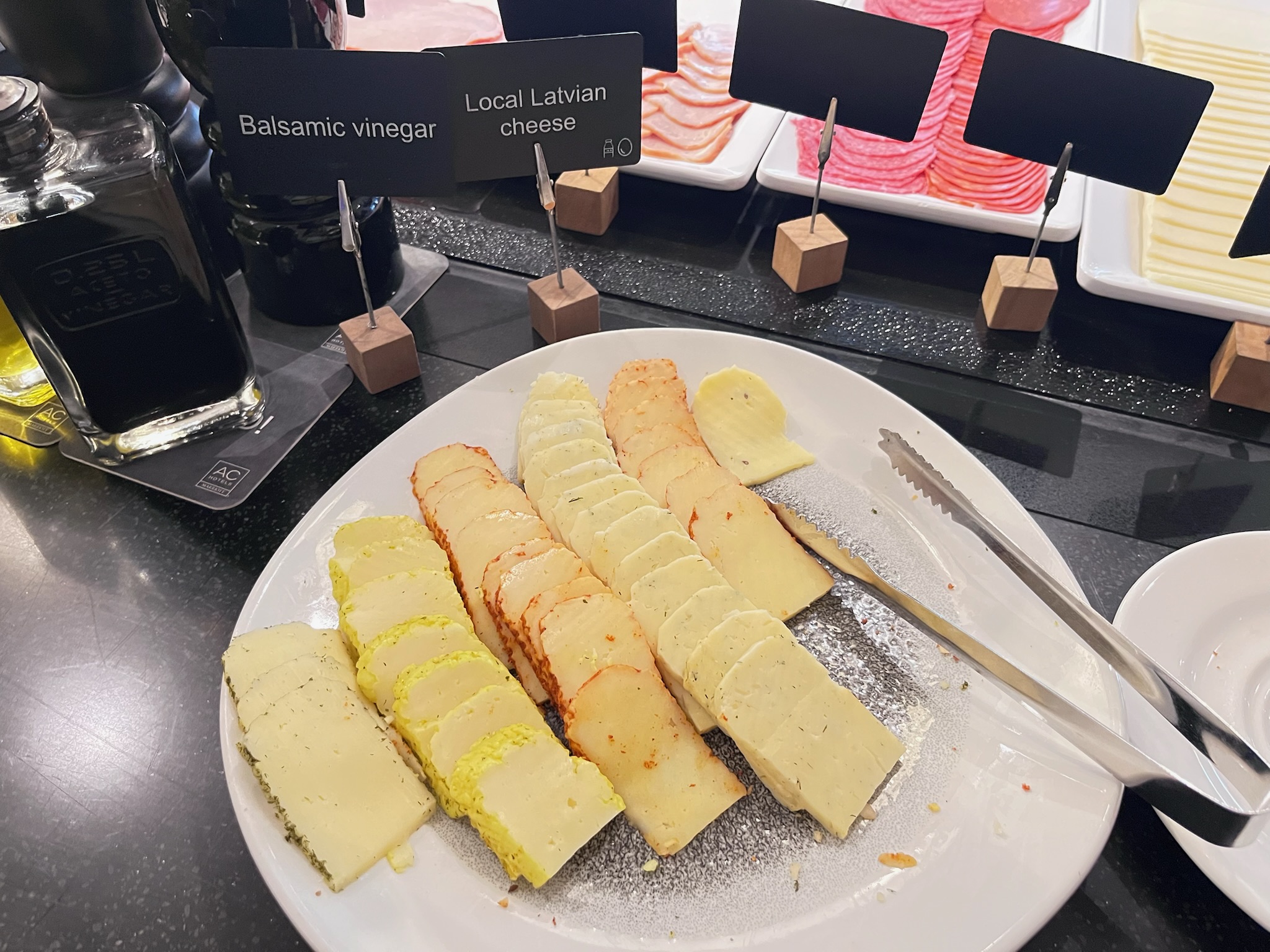 ACホテル・リガ朝食ビュッフェのラトビアローカルチーズ