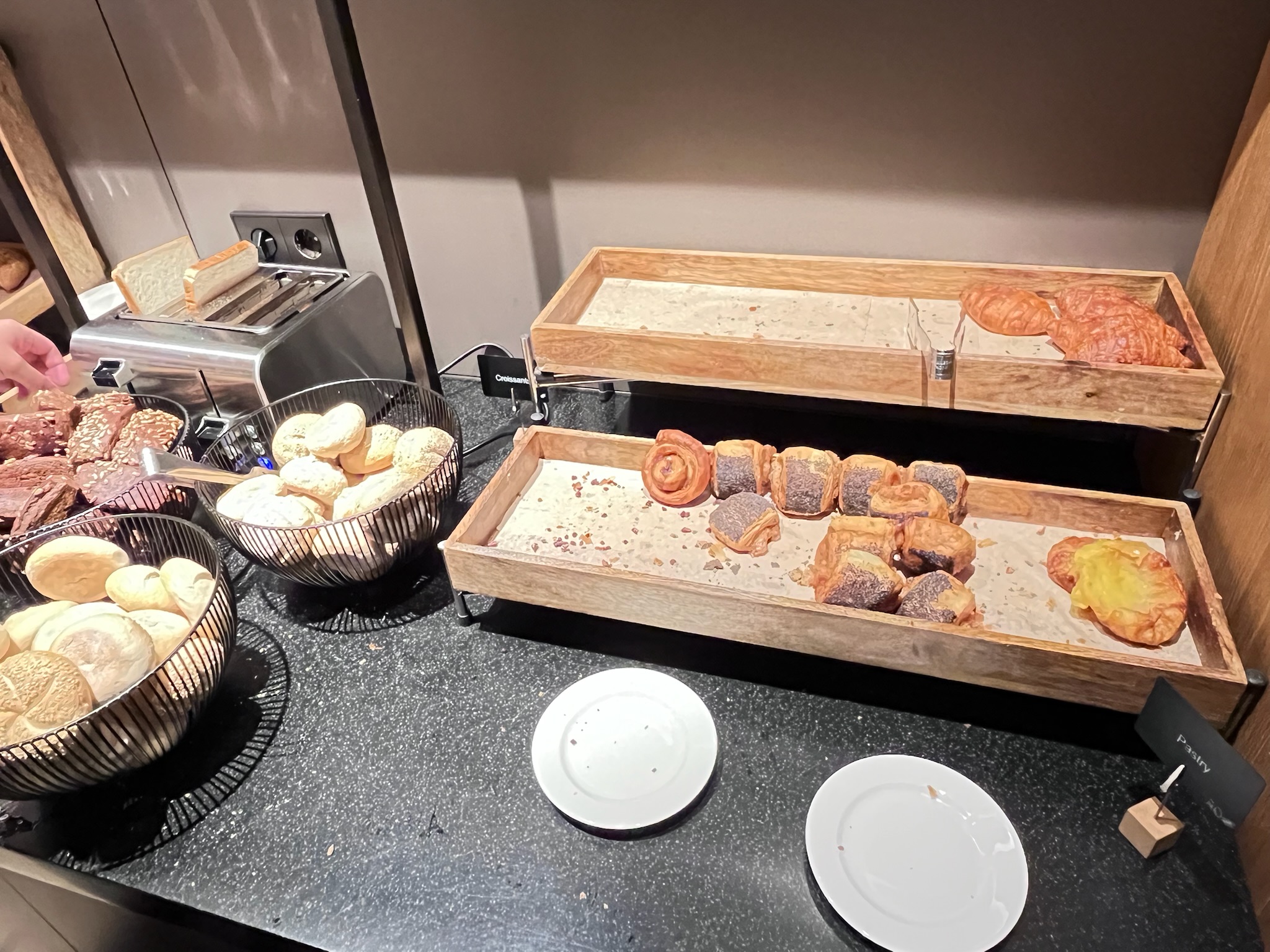 ACホテル・リガ朝食ビュッフェのパンコーナー
