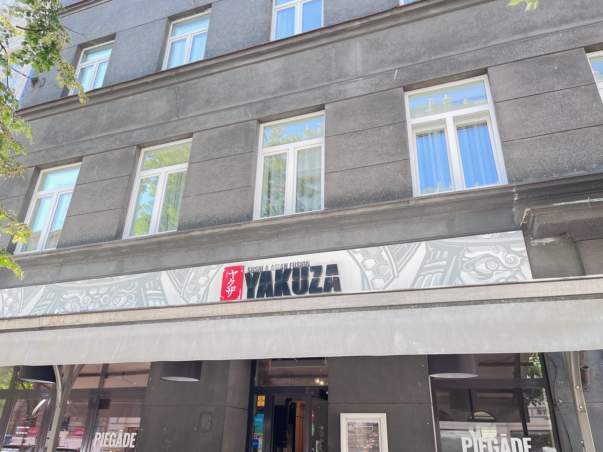 エリザベート通りで目を引くアジア料理店 Yakuza Sushi(ヤクザ・スシ)