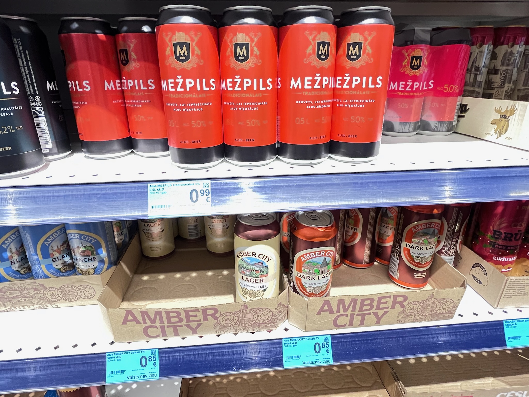 スーパーの棚に並ぶラトビア産ビール MEZPILS や AMBER CITY