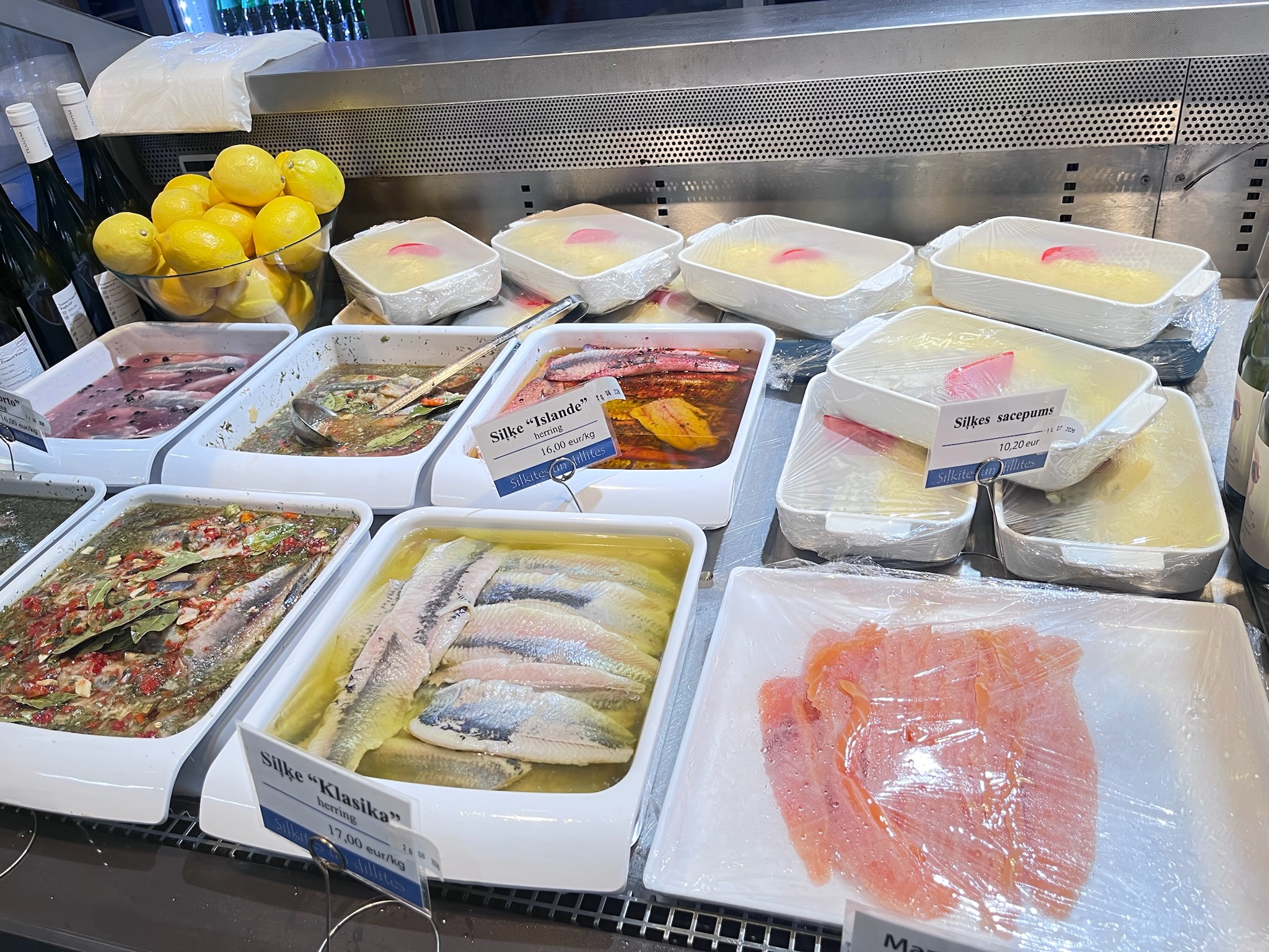 Siļķītes un Dillītesの店頭に並ぶ新鮮な魚料理