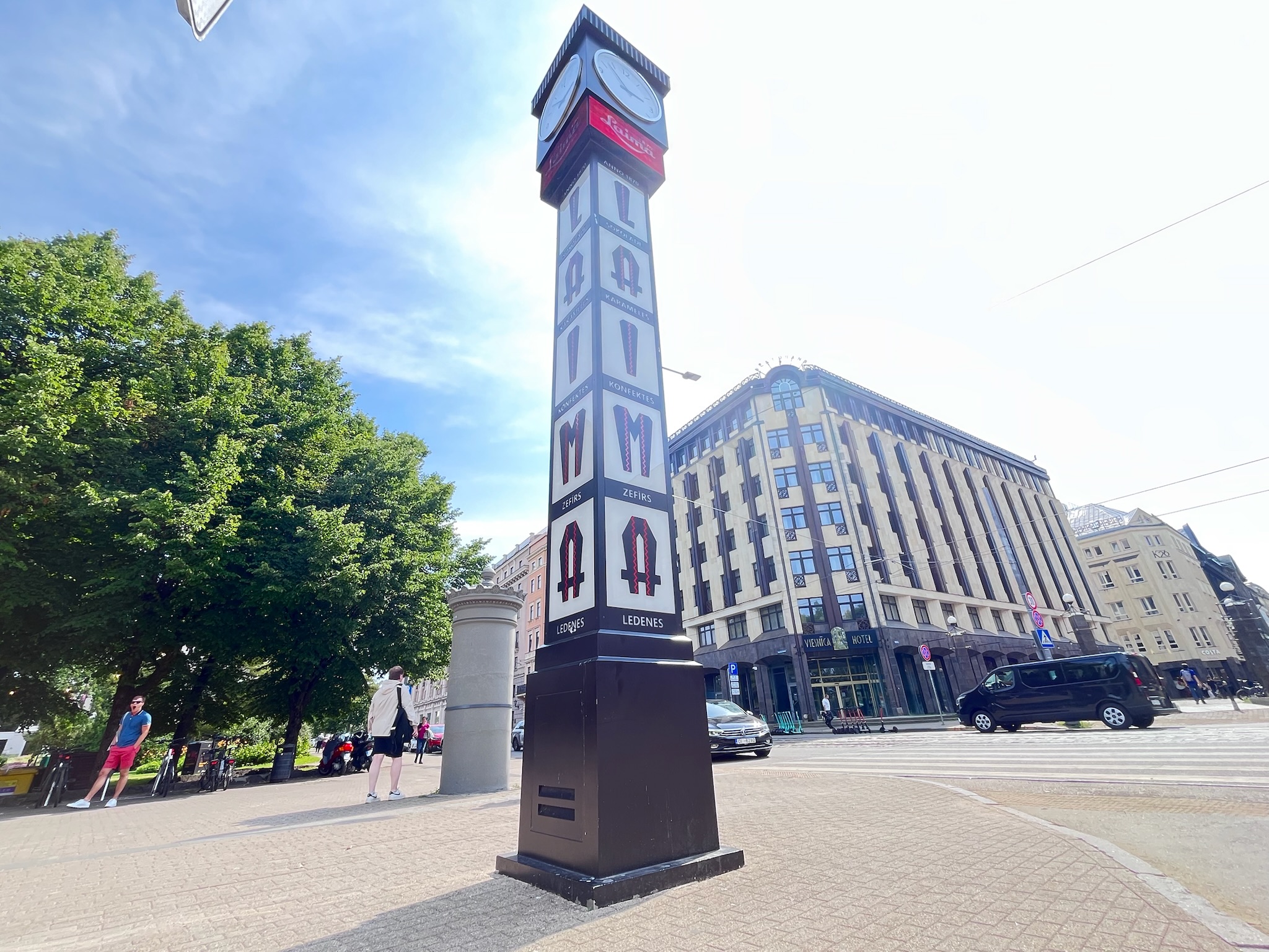 ラトビアの老舗チョコブランドロゴが入った Laima Clock(ライマの時計)