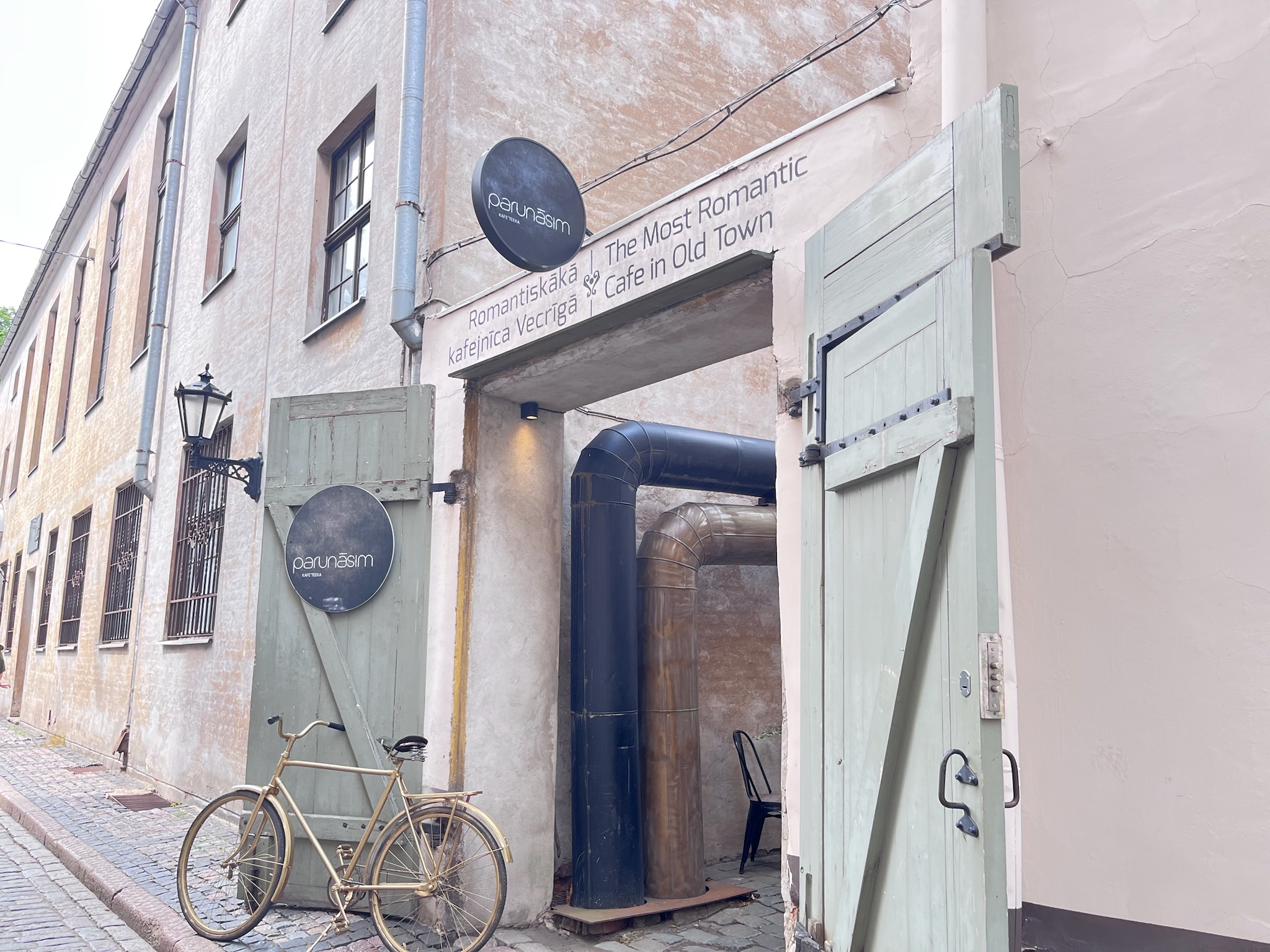 リガの有名カフェ Parunāsim kafe'teeka coffee barの入り口