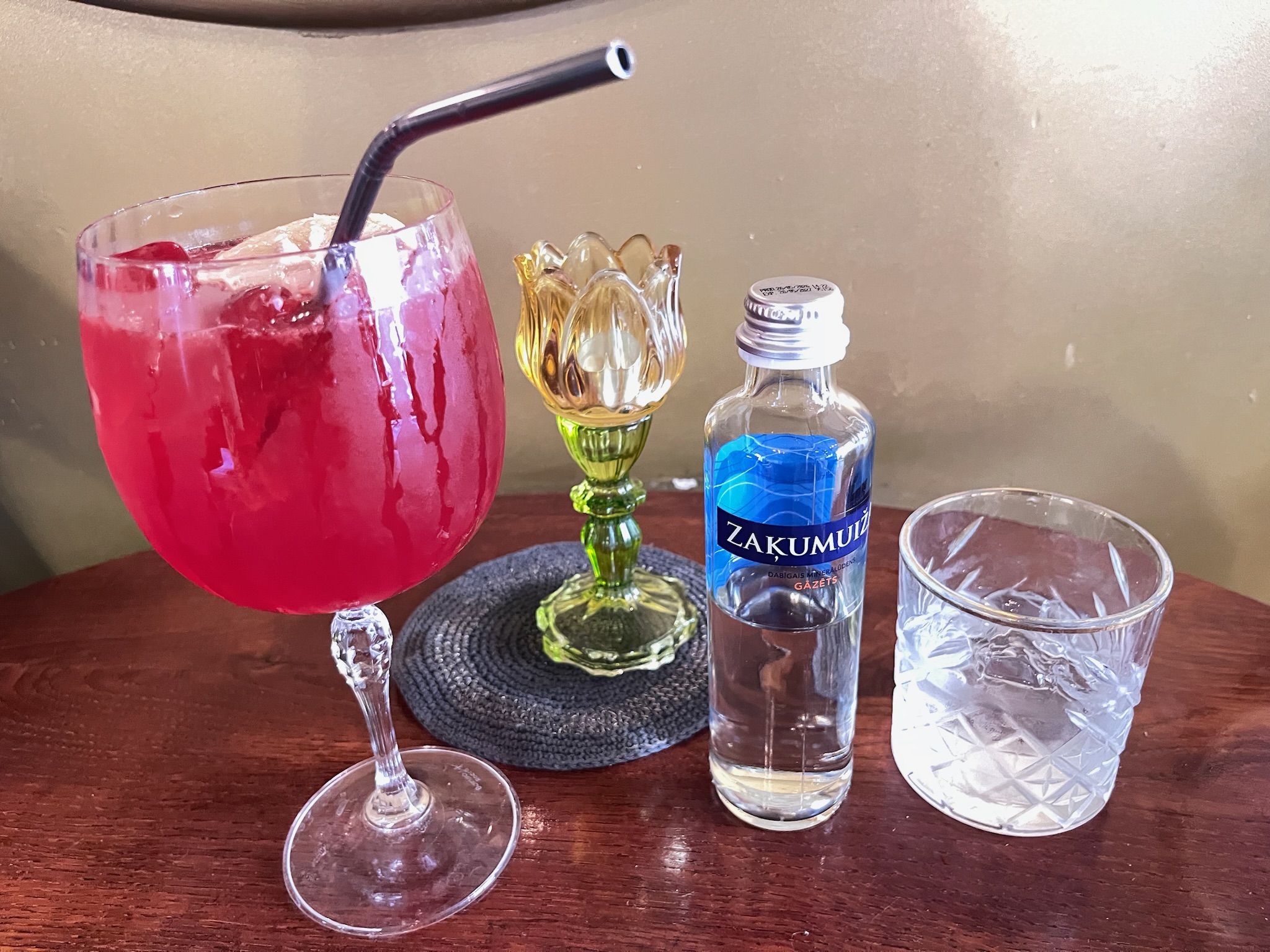 Parunāsim kafe'teekaの炭酸水と赤いレモネード