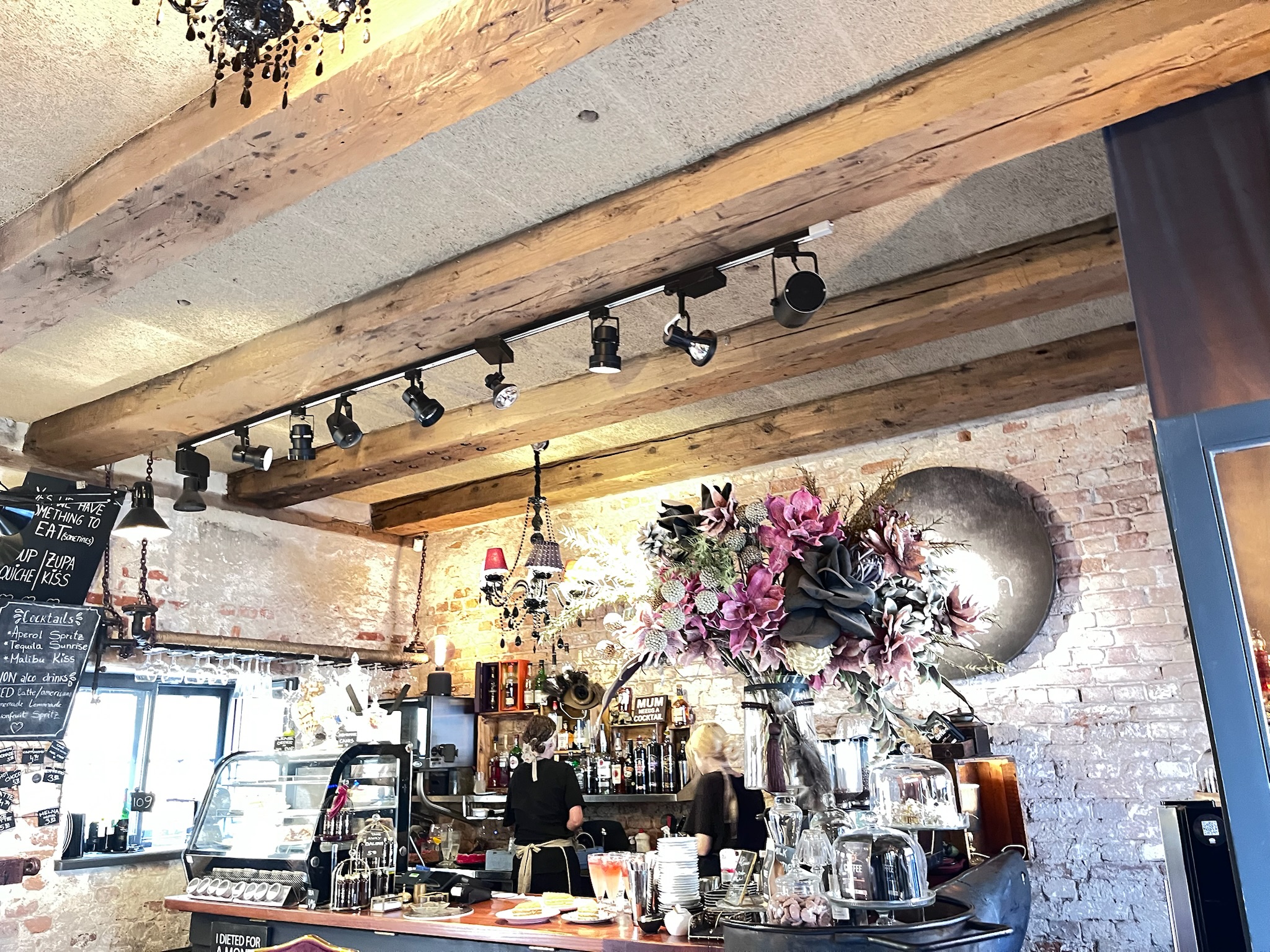 アンティークで洗練されたParunāsim kafe'teekaの店内インテリア