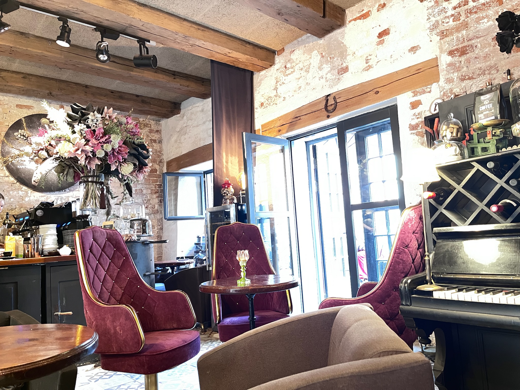 Parunāsim kafe'teekaのおしゃれな客席