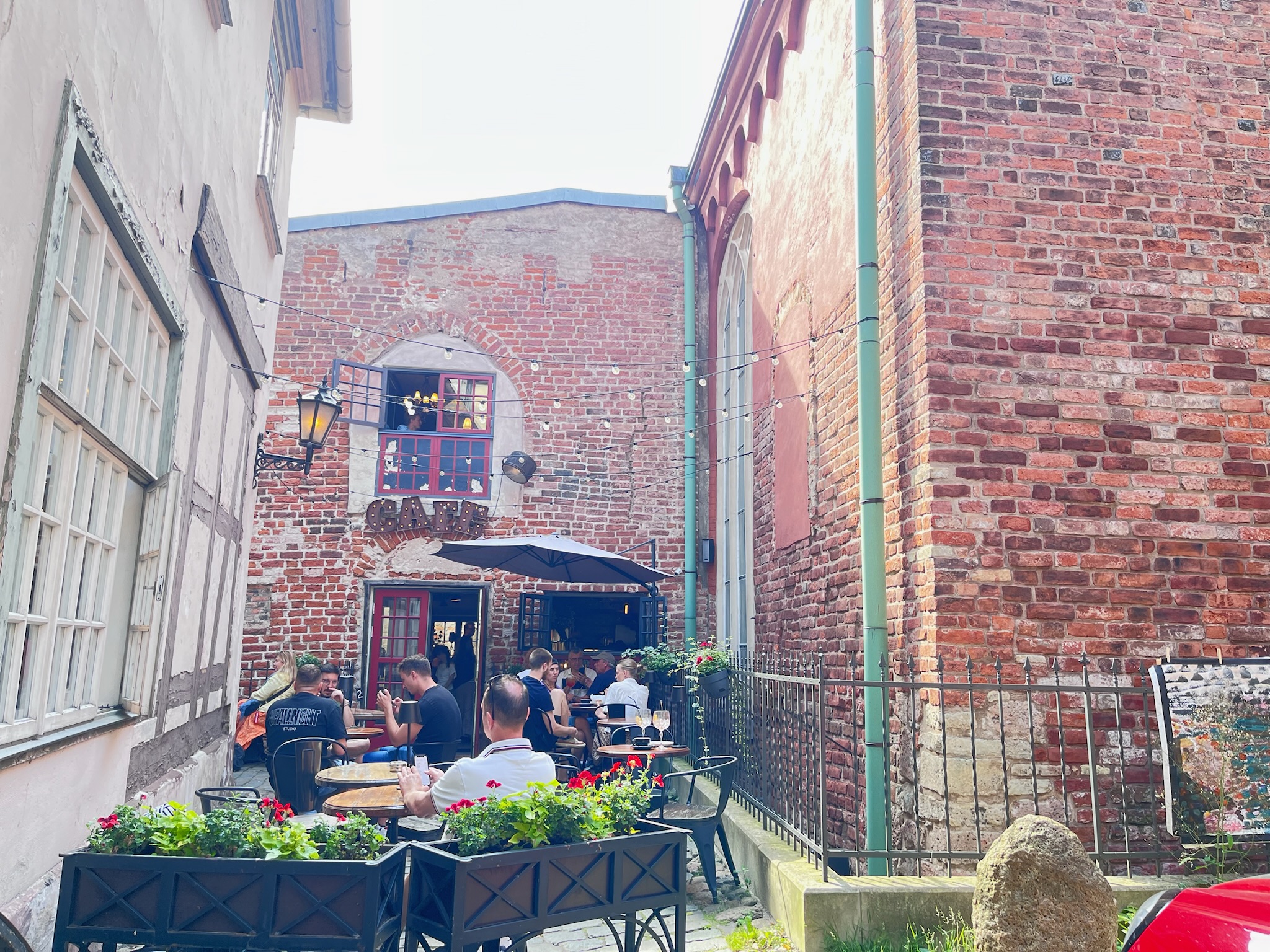 Parunāsim kafe'teekaの雰囲気あるテラス席