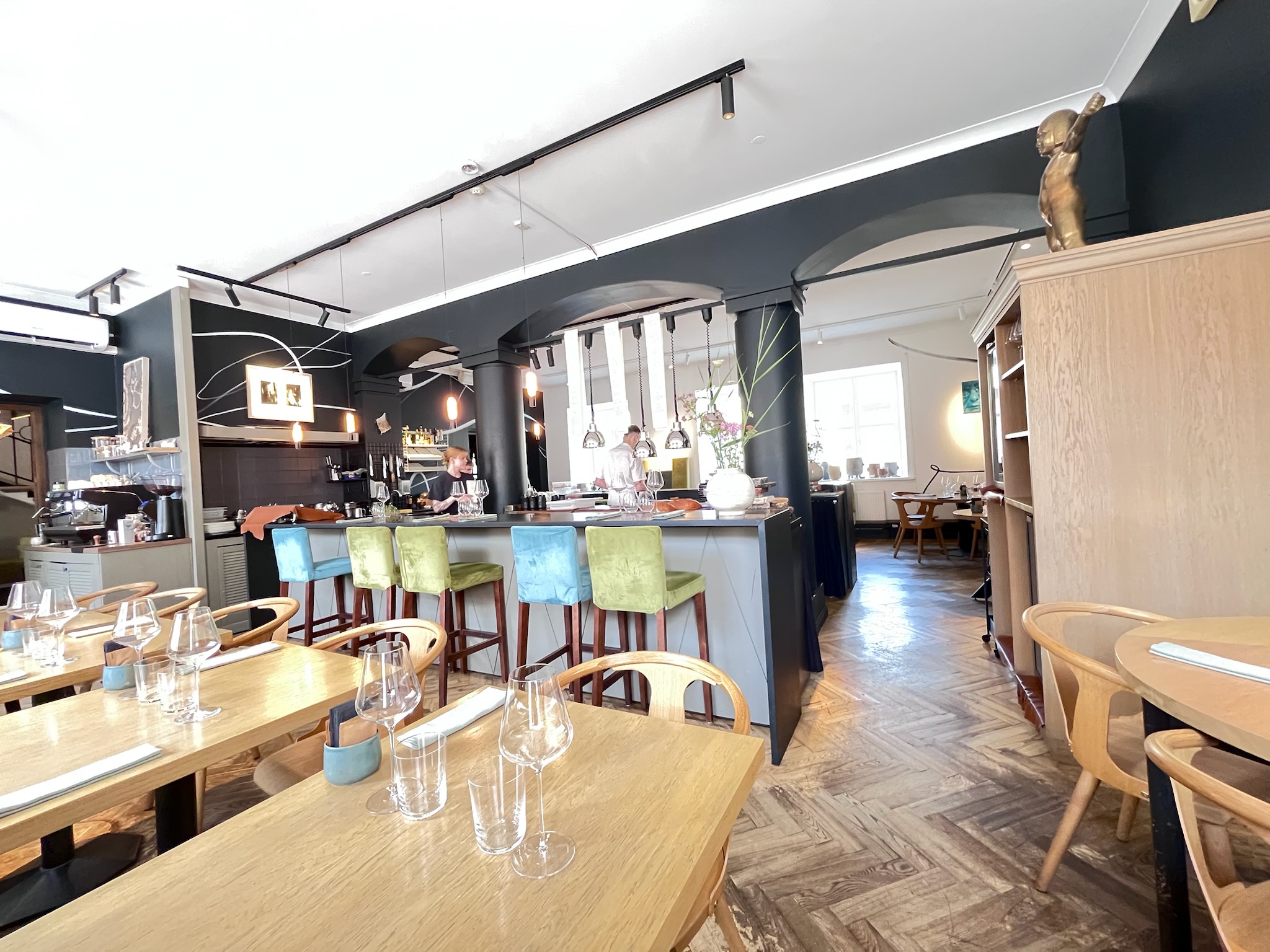 3 pavāru restorānsのモダンでカジュアルな店内インテリア