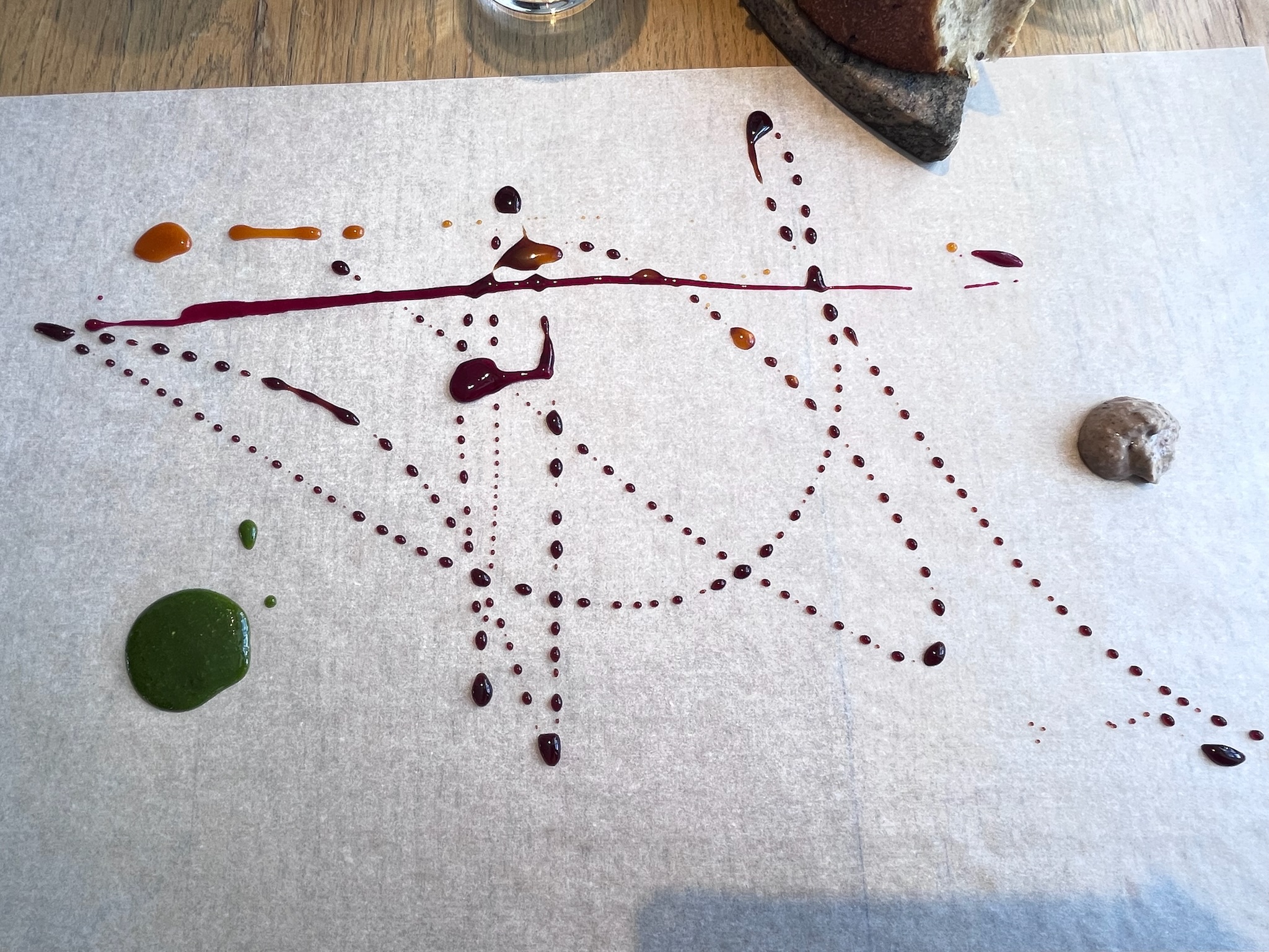 ペーパーに描かれたソースのアート演出と焼きたてパン