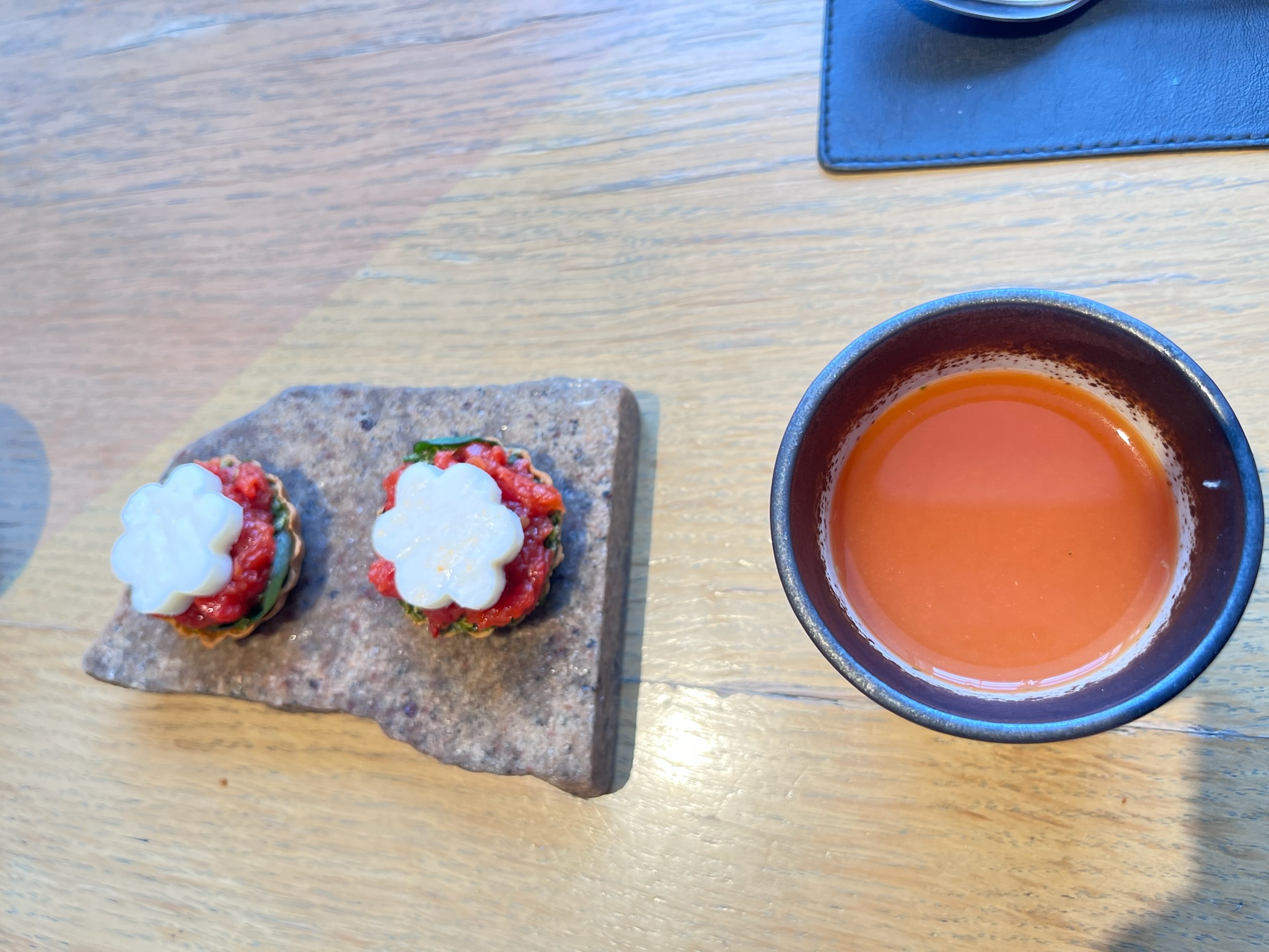 トマトのタルトと温製トマトスープ
