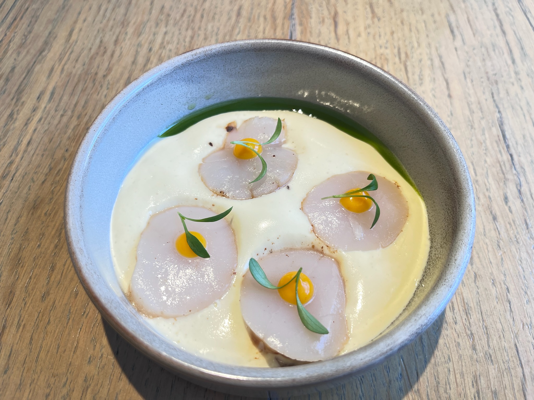 絶品ソースでいただくホタテ料理