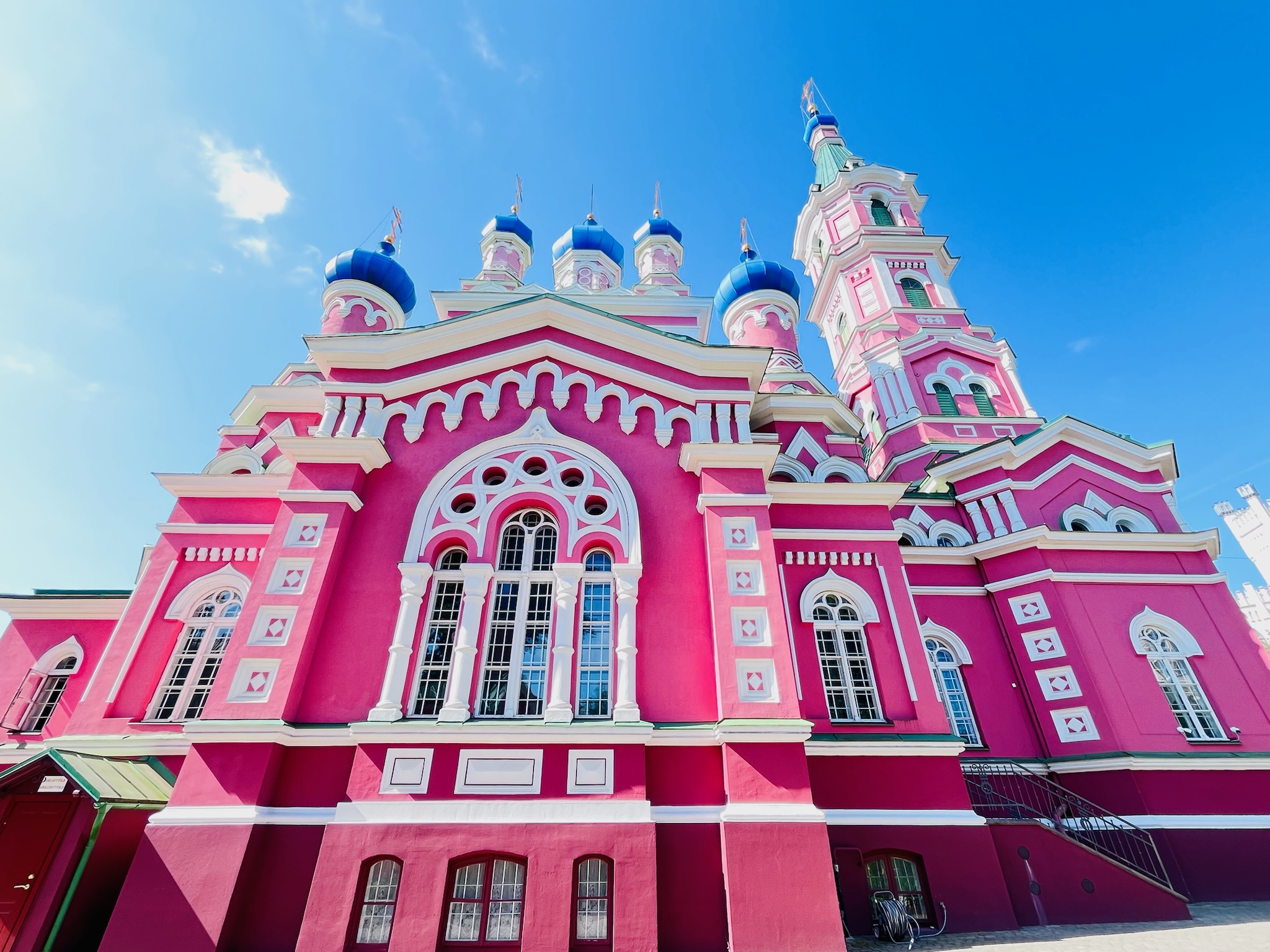 鮮やかな赤と青のタマネギ型ドームが印象的な Holy Trinity Church