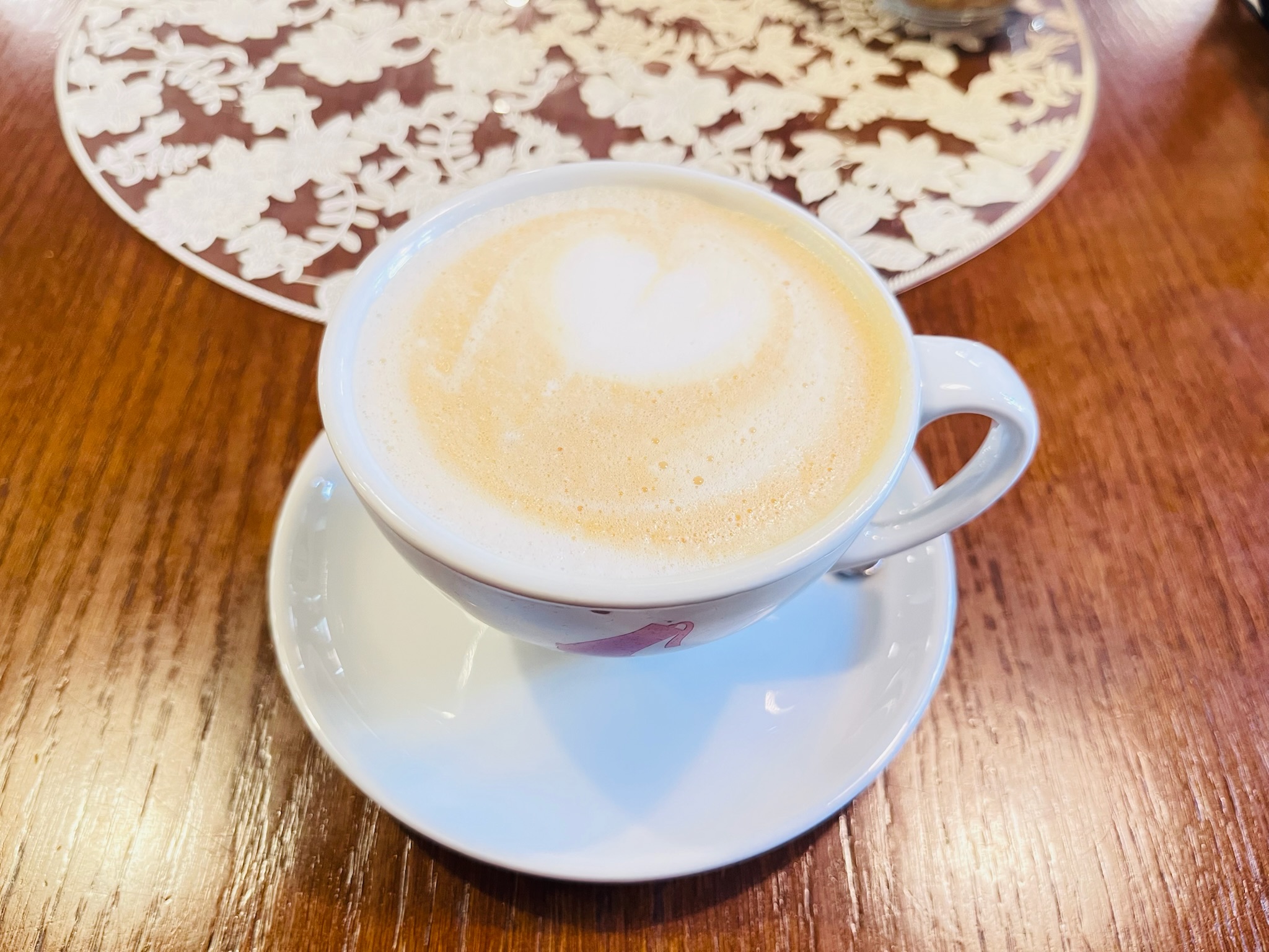 KD, konditorejaで味わうほっと一息つくカフェラテ