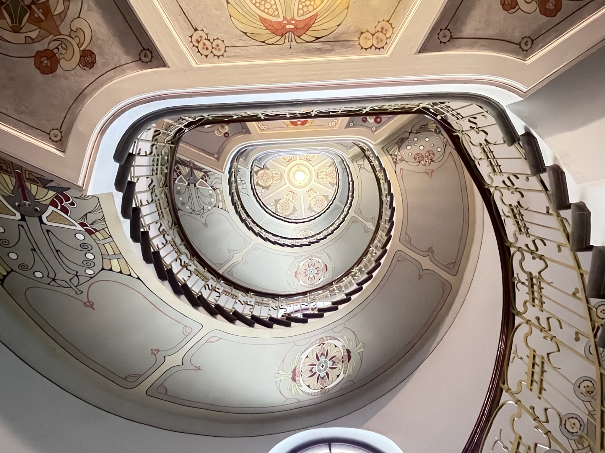 Riga Art Nouveau Center 内にある見事なアール・ヌーヴォー様式の螺旋階段