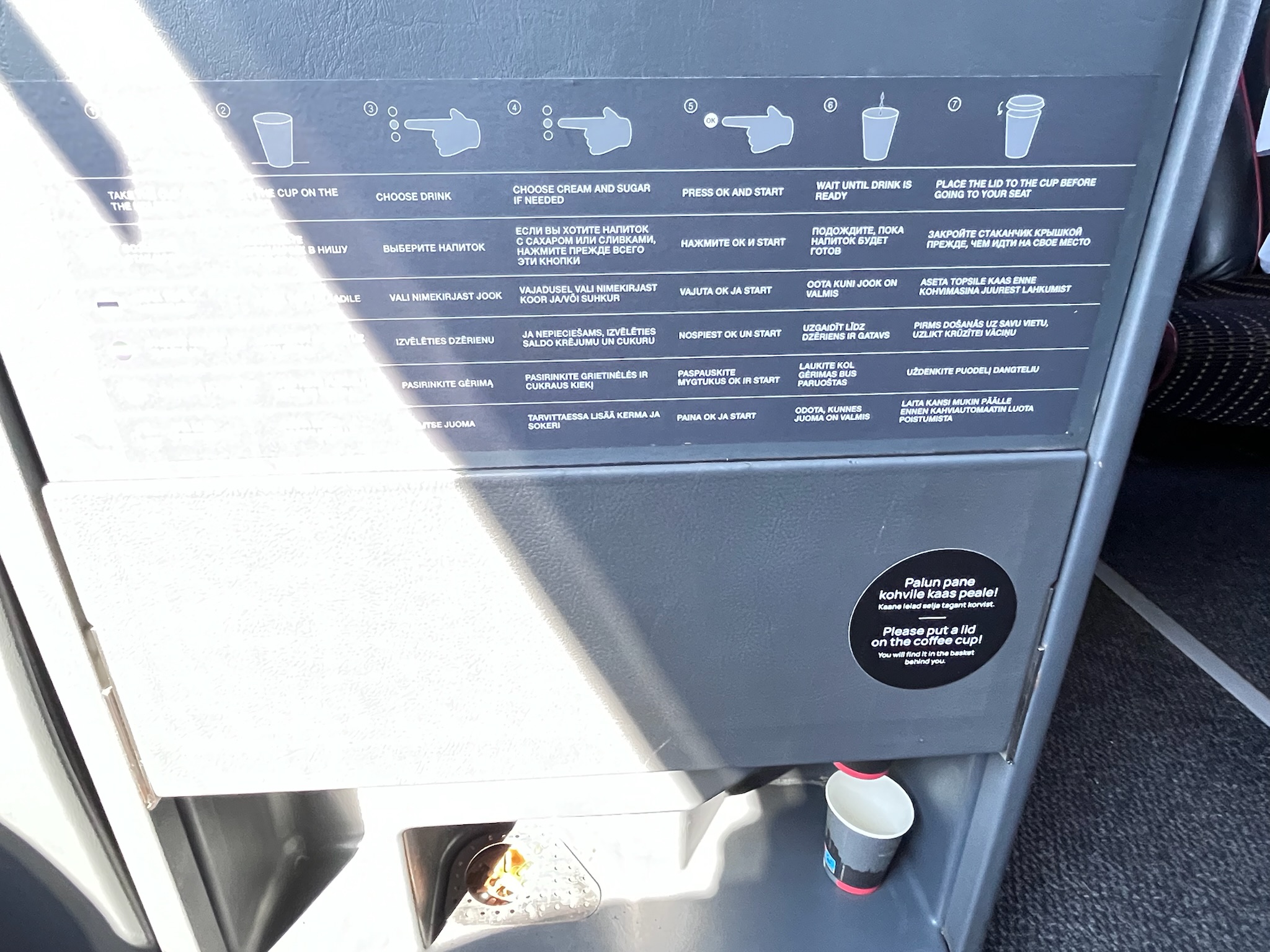 LUX Expressの車内に設置されている無料のコーヒーマシン