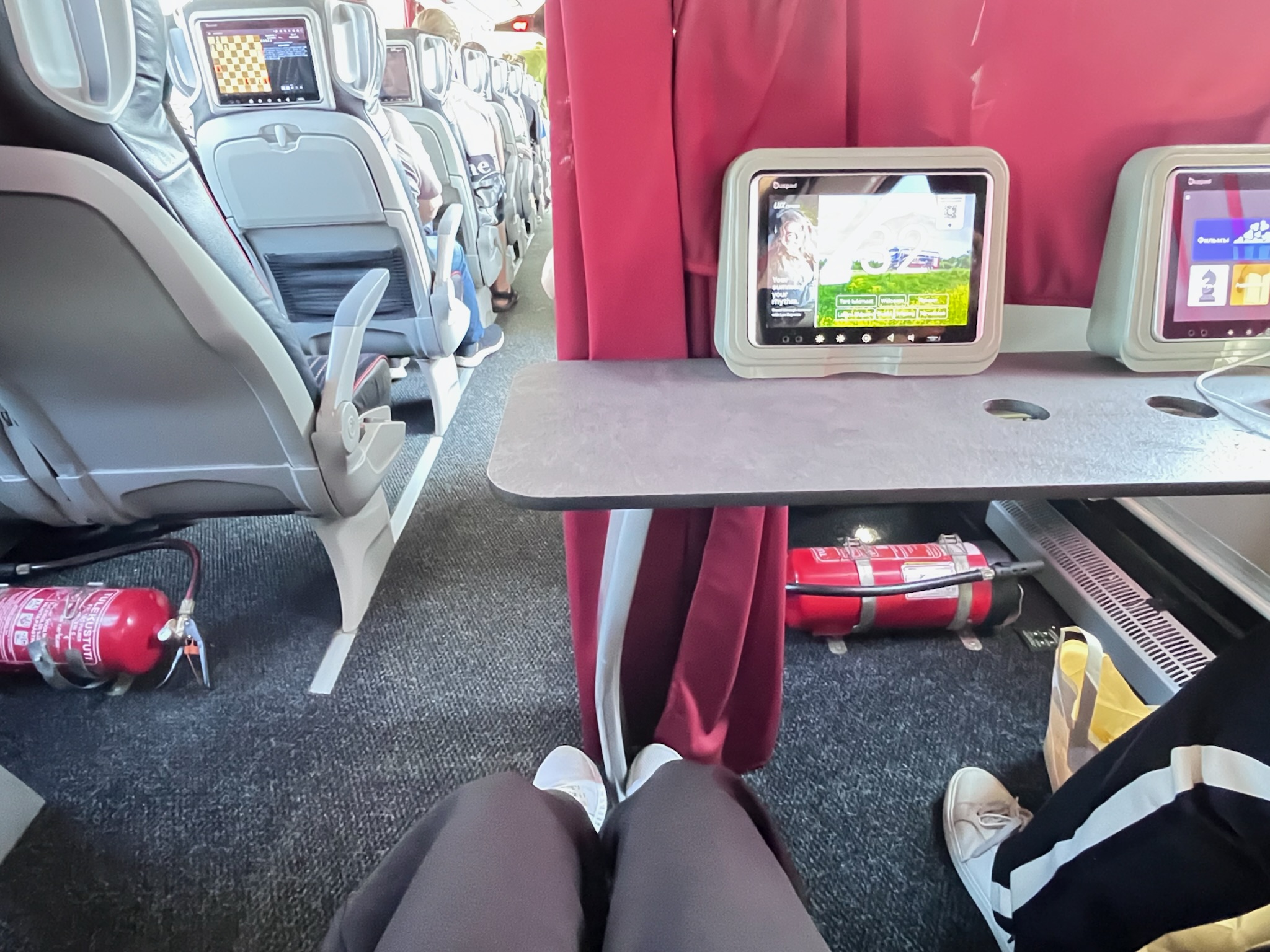 LUX Expressプレミアム最前列の広々とした足元スペースとモニター・電源コンセント