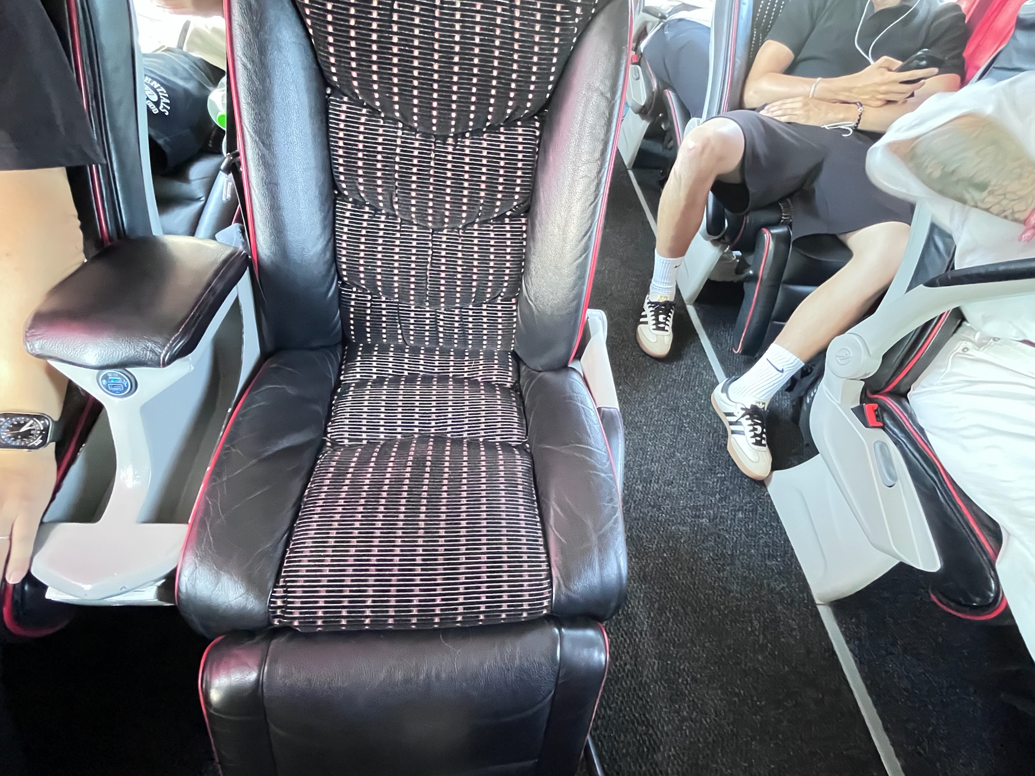 LUX Expressプレミアムクラスのゆったりとした3列シート