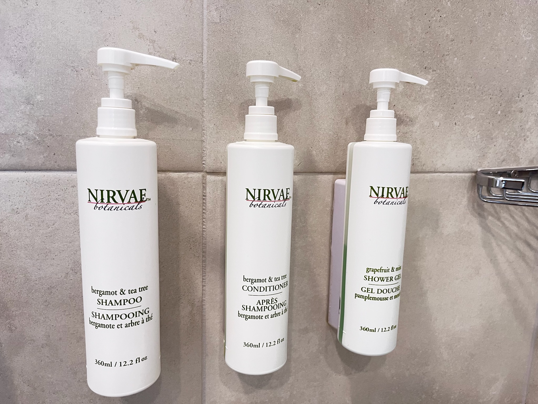 バスルームに備え付けられたNIRVAEブランドのバスアメニティ