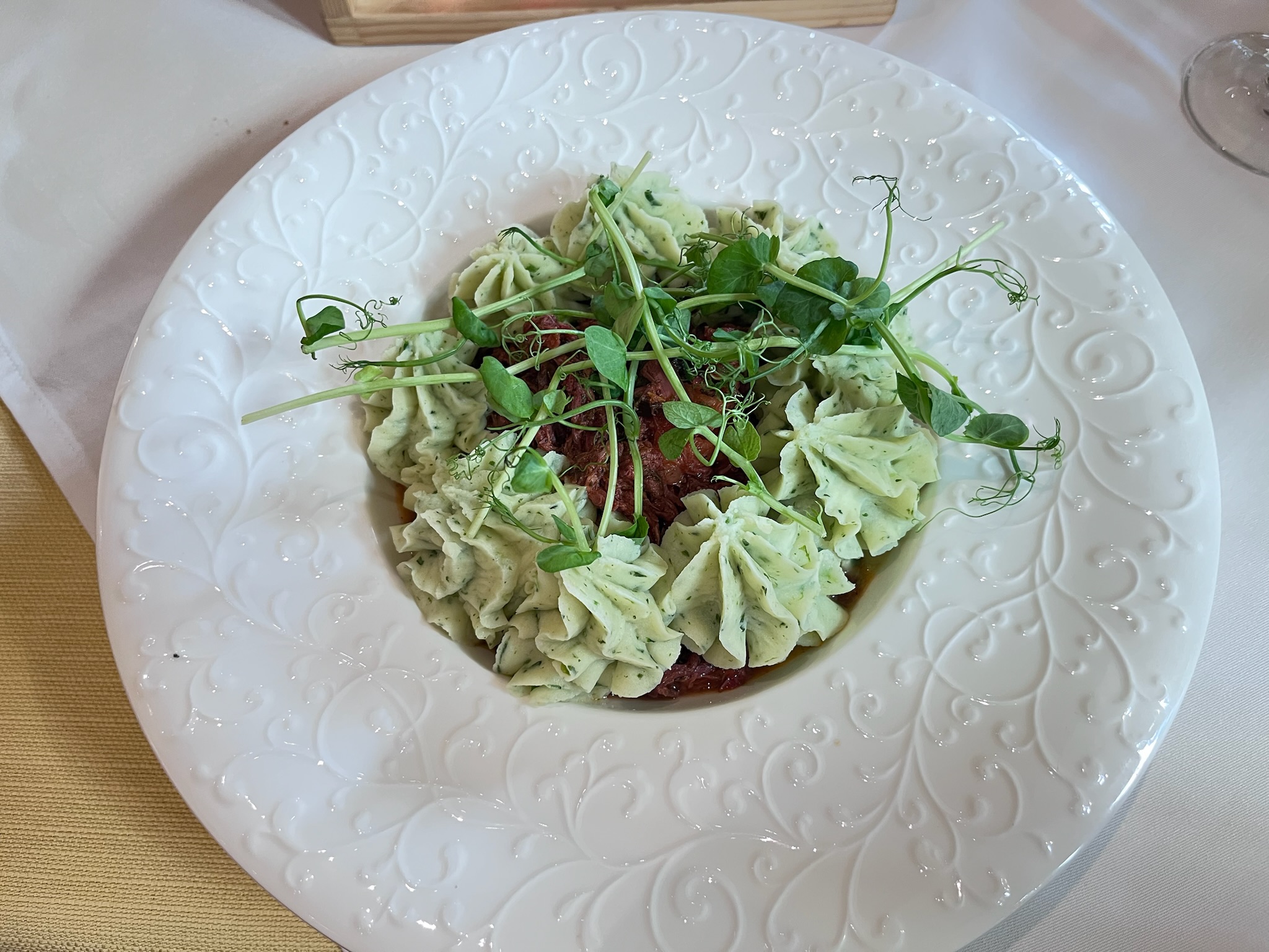 Lokys の珍しいビーバーのミートシチュー料理