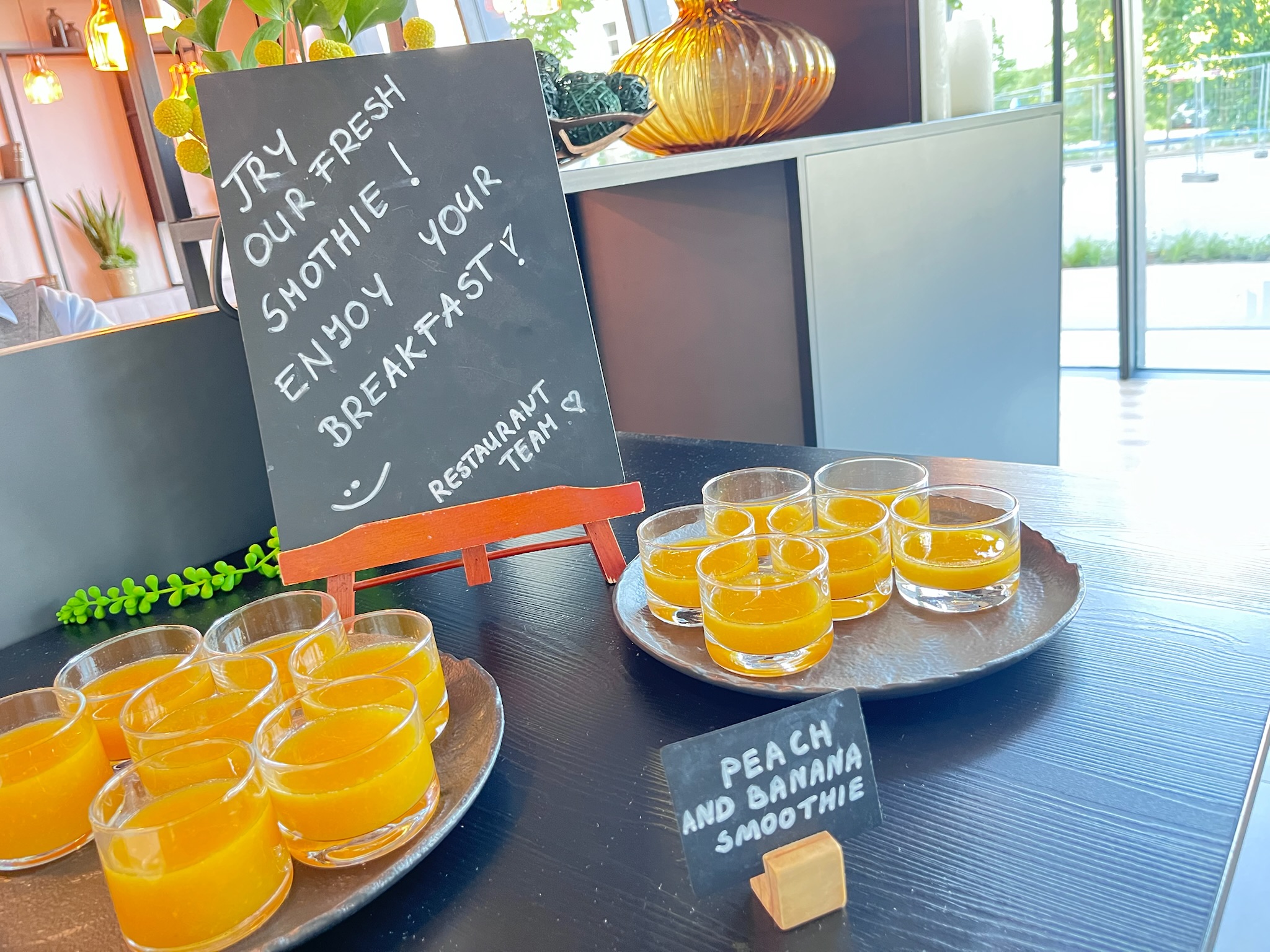 朝食ビュッフェ会場の入口に用意されたウェルカムスムージー