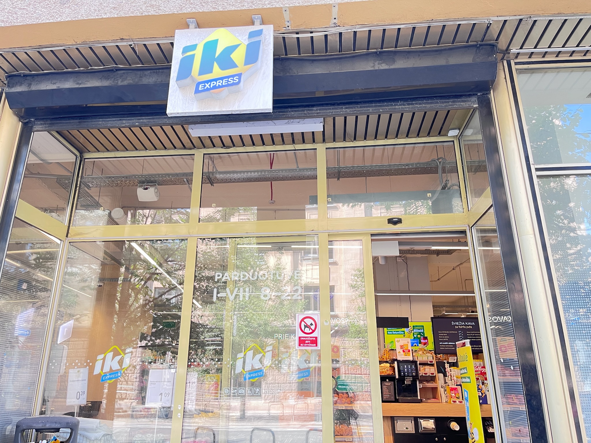 リトアニア・ヴィリニュスのゲディミナス通りにあるスーパーマーケット Iki Express の外観