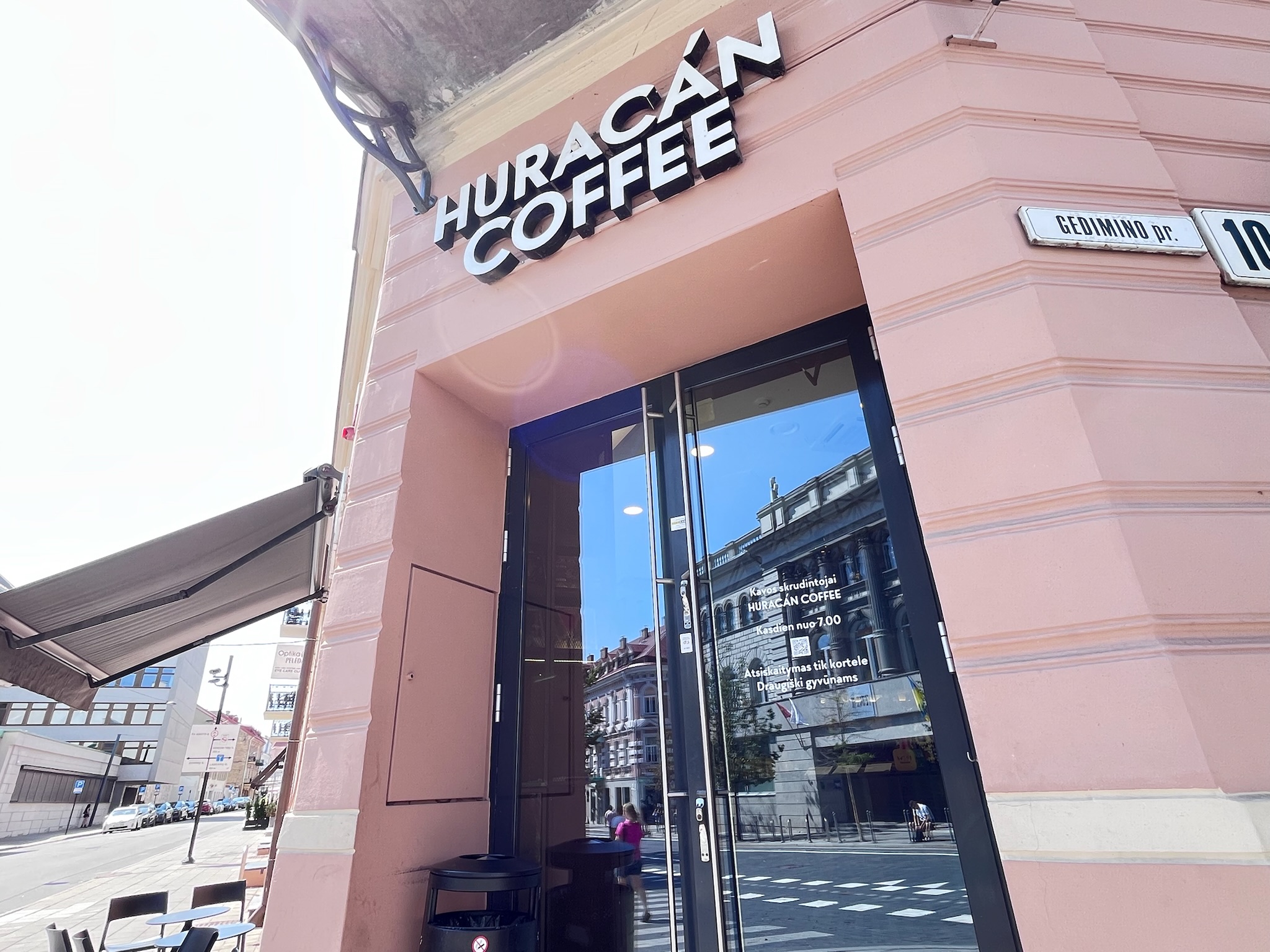 ヴィリニュスの人気カフェ Huracán Coffee Totoriai の外観