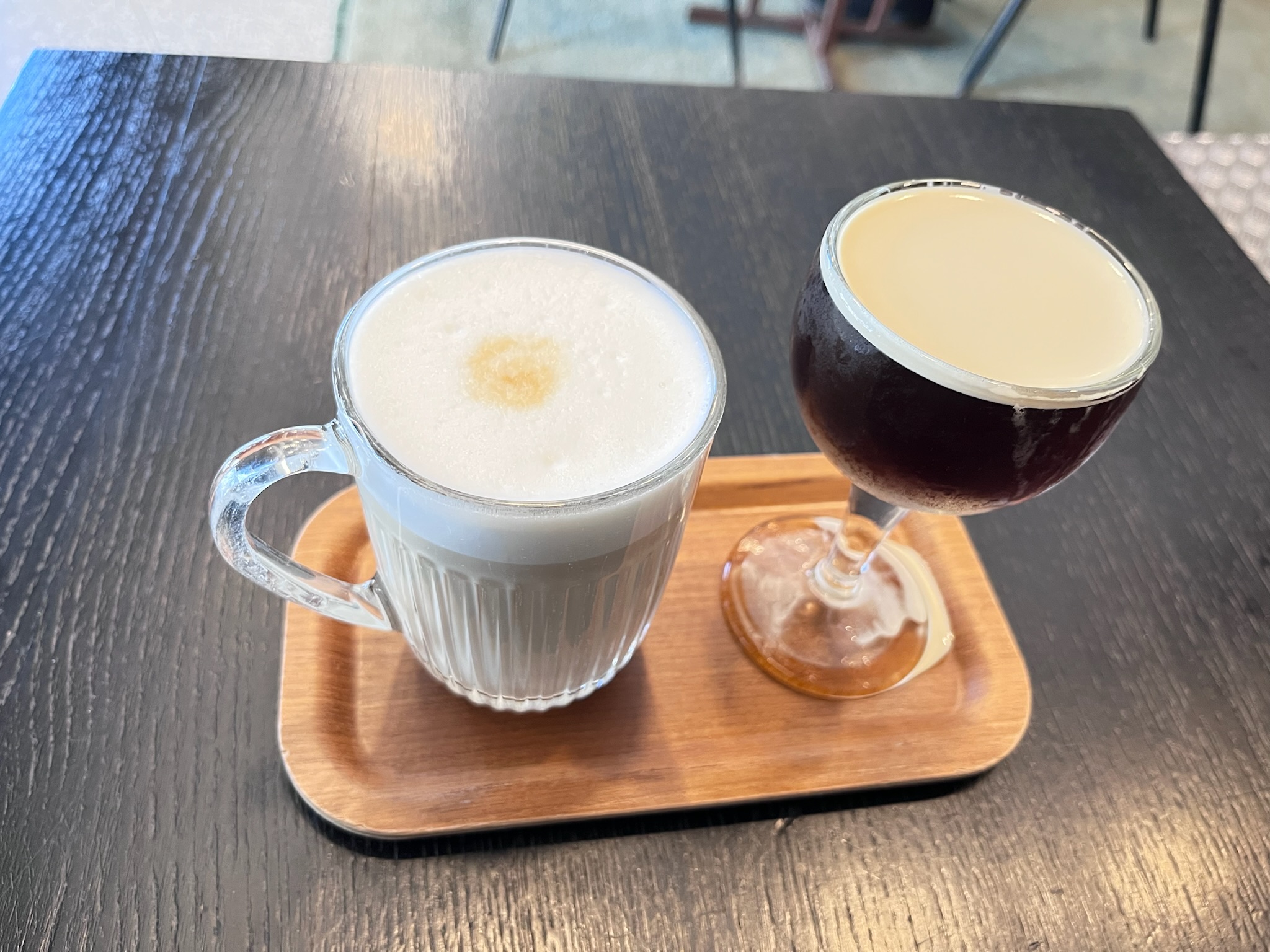 Huracán Coffee のカフェラテとコールドブリューコーヒー