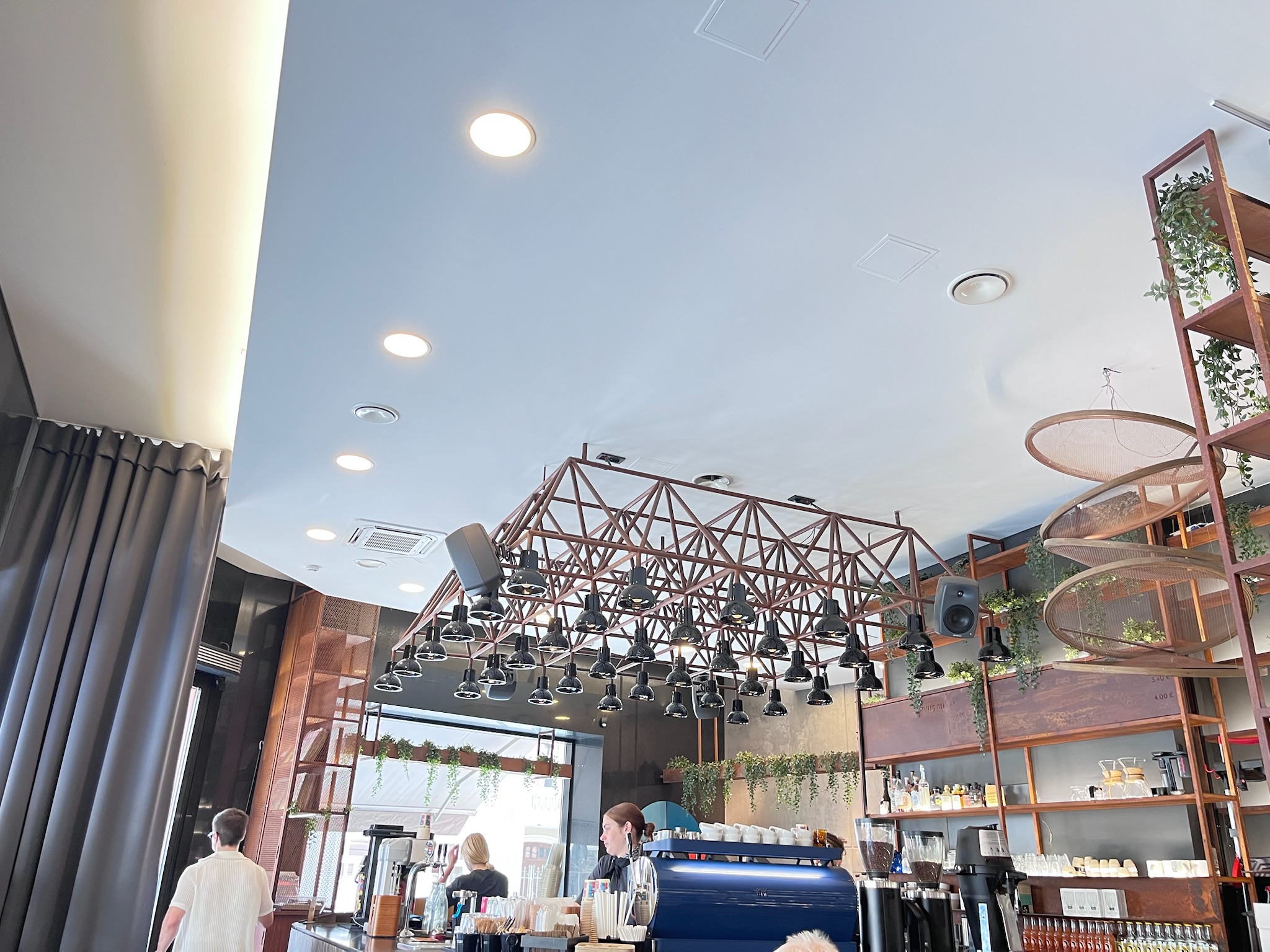 Huracán Coffee のおしゃれで洗練された店内インテリア