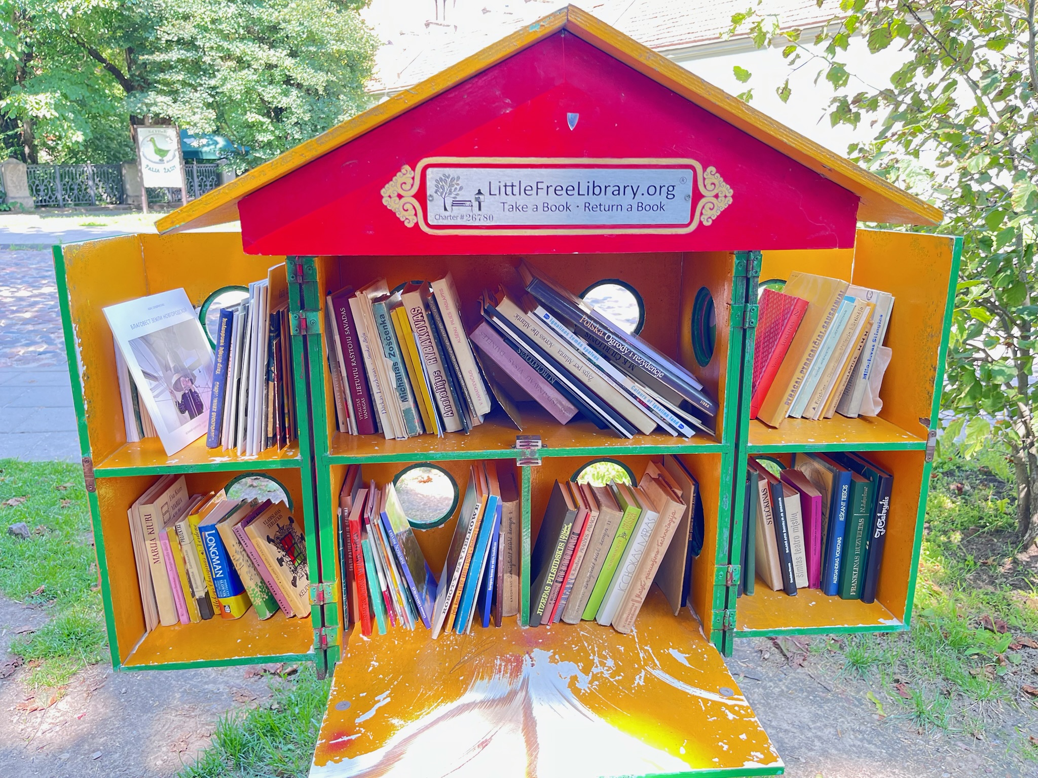 街角に設置された誰でも自由に利用できる小さな無料青空図書館
