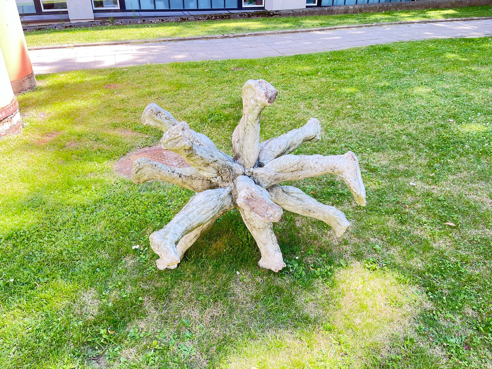 ウジュピスの路地裏で見つけた巨大な足のオブジェクト・アート展示