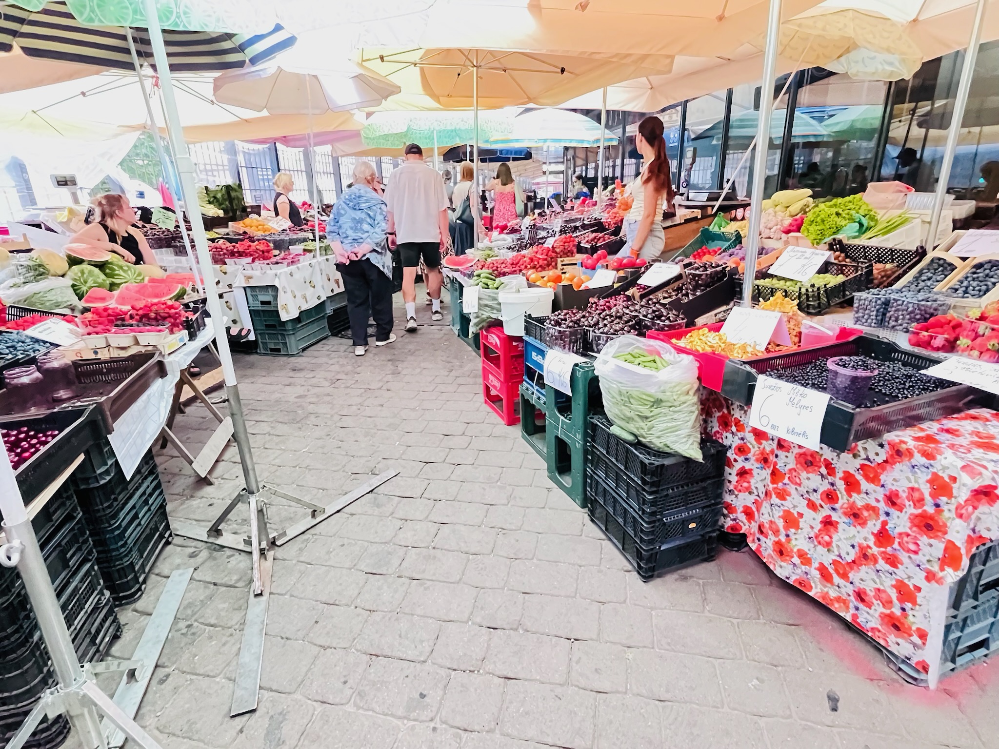 ハレ市場の屋外スペースに並ぶ鮮やかな野菜やフルーツ